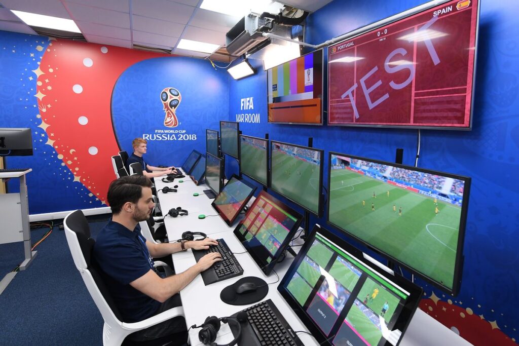 Luật về VAR (Video Assistant Referee) trong bóng đá