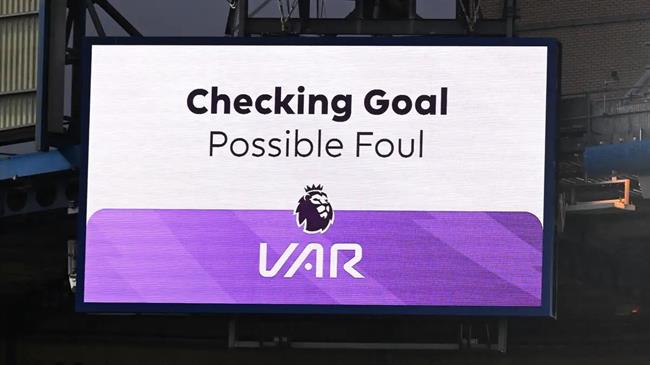 Premier League co the loai bo VAR tu mua giai