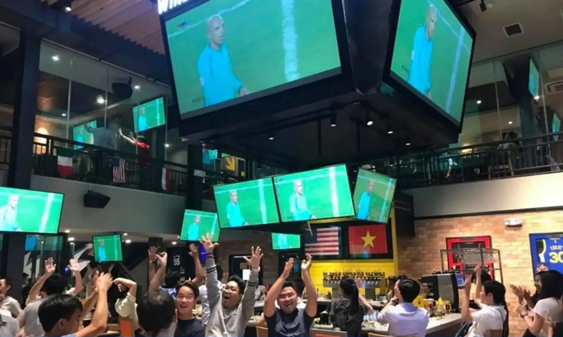 B-Dubs (Buffalo Wild Wings) - Nhiều chi nhánh