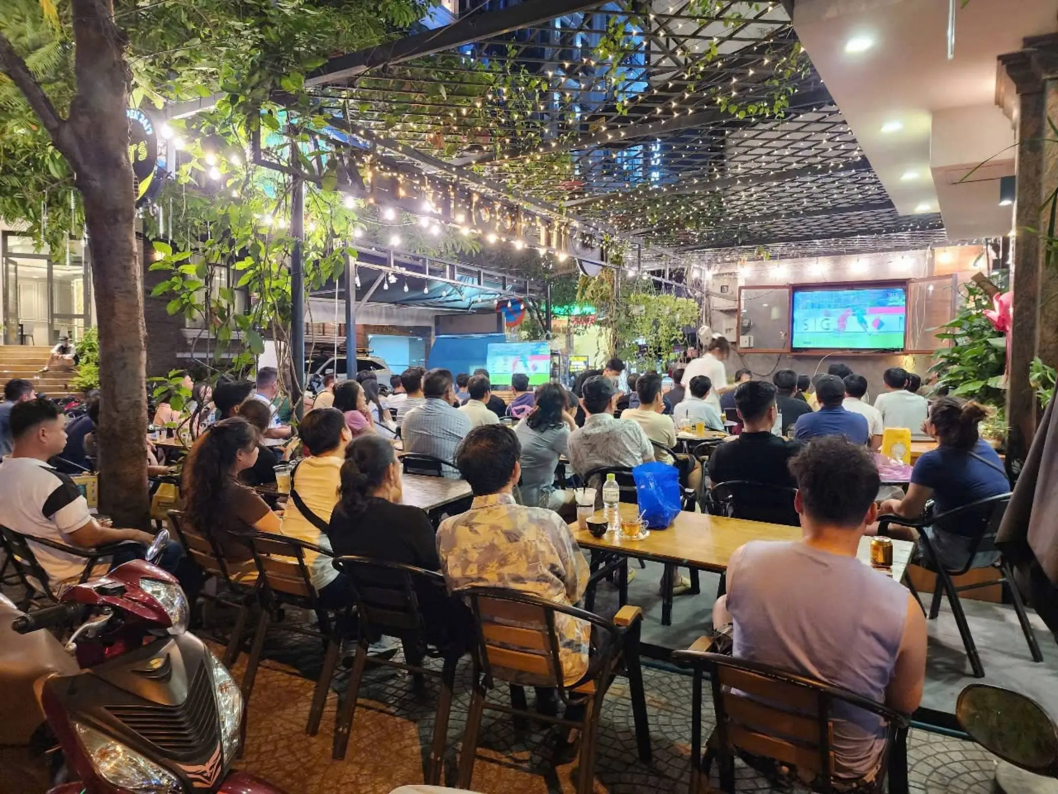 Top 10+ quán cafe bóng đá tại TPHCM 3 Bits Coffee 28 Trần Thiện Chánh