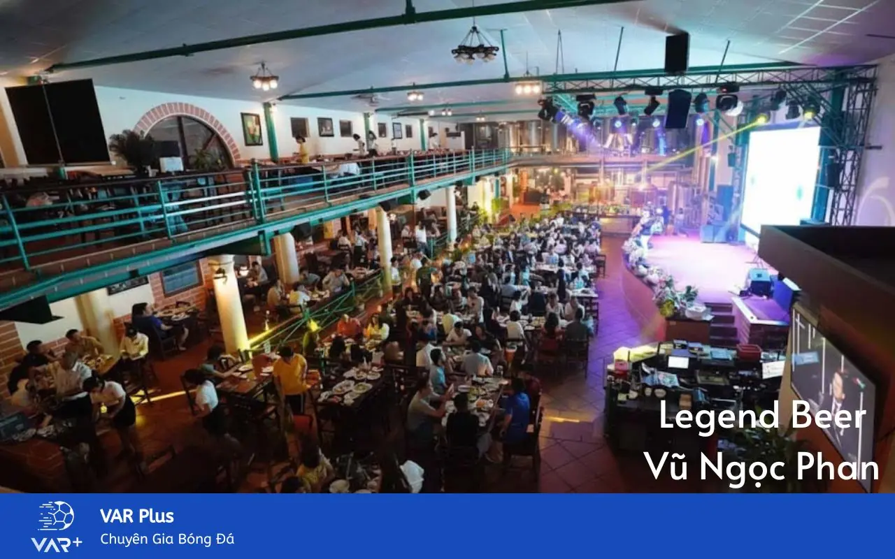 Legend Beer Vũ Ngọc Phan không gian rộng rãi, thoáng đãng, phù hợp để vừa nhậu vừa xem bóng đá