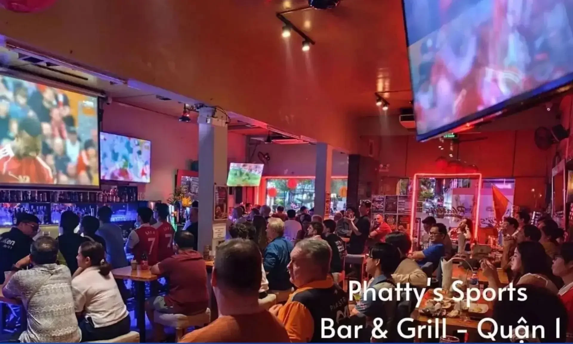Phatty’s Sports Bar & Grill – quán Bar xem bóng đá màn hình lớn ở quận 1