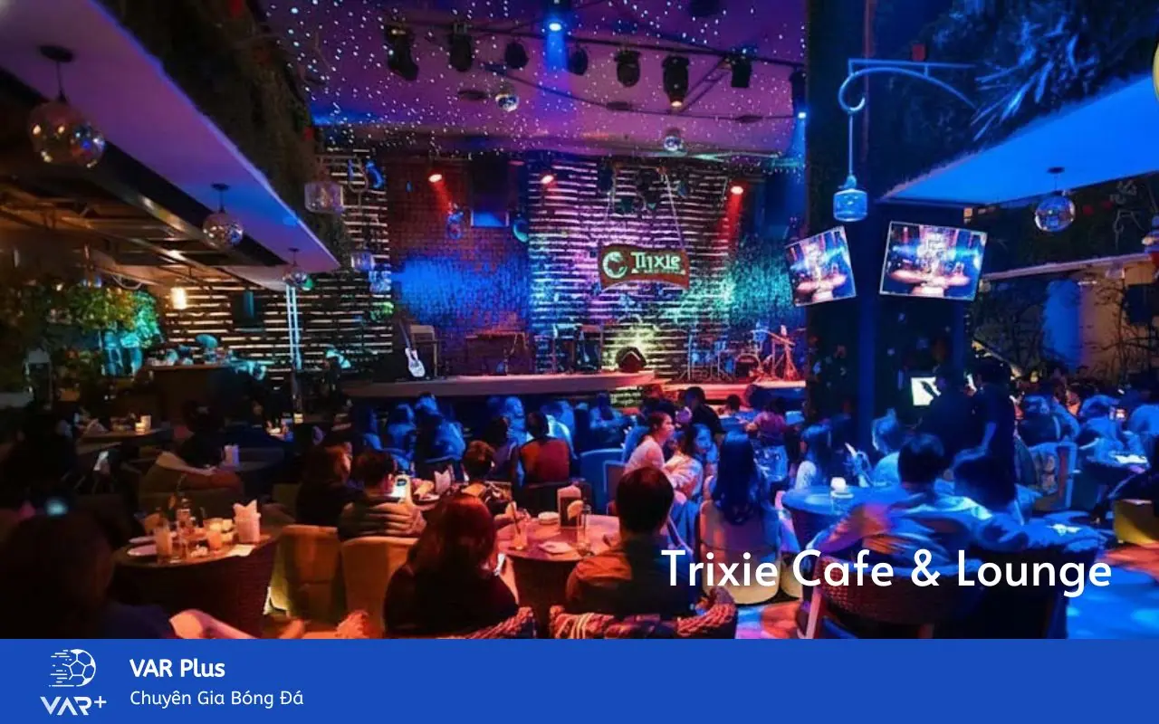 Trixie Cafe & Lounge được biết đến là phòng trà nhạc sống, nhưng mùa bóng đá nơi đây biến hình thành sân vận động thu nhỏ