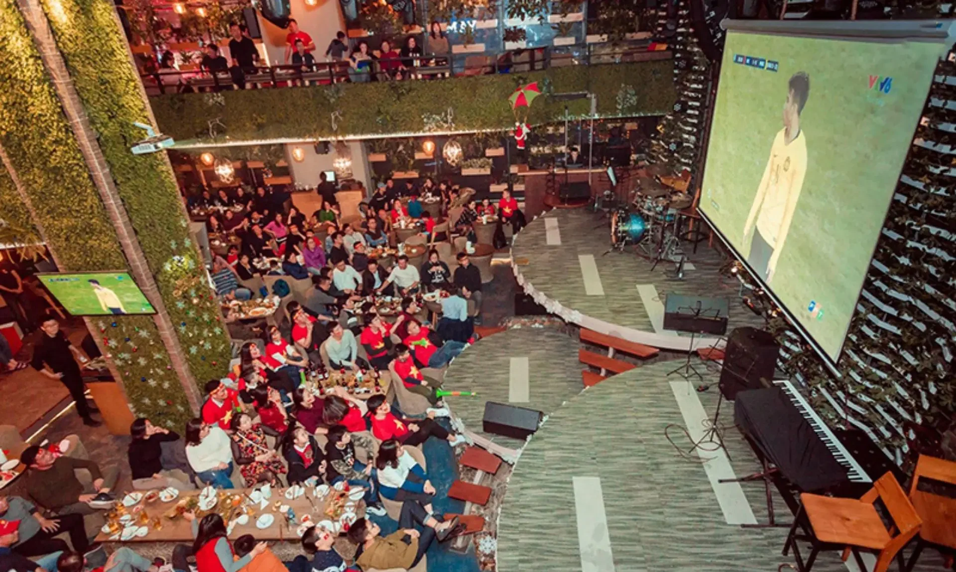 Trixie Cafe & Lounge được biết đến là phòng trà nhạc sống, nhưng mùa bóng đá nơi đây biến hình thành sân vận động thu nhỏ