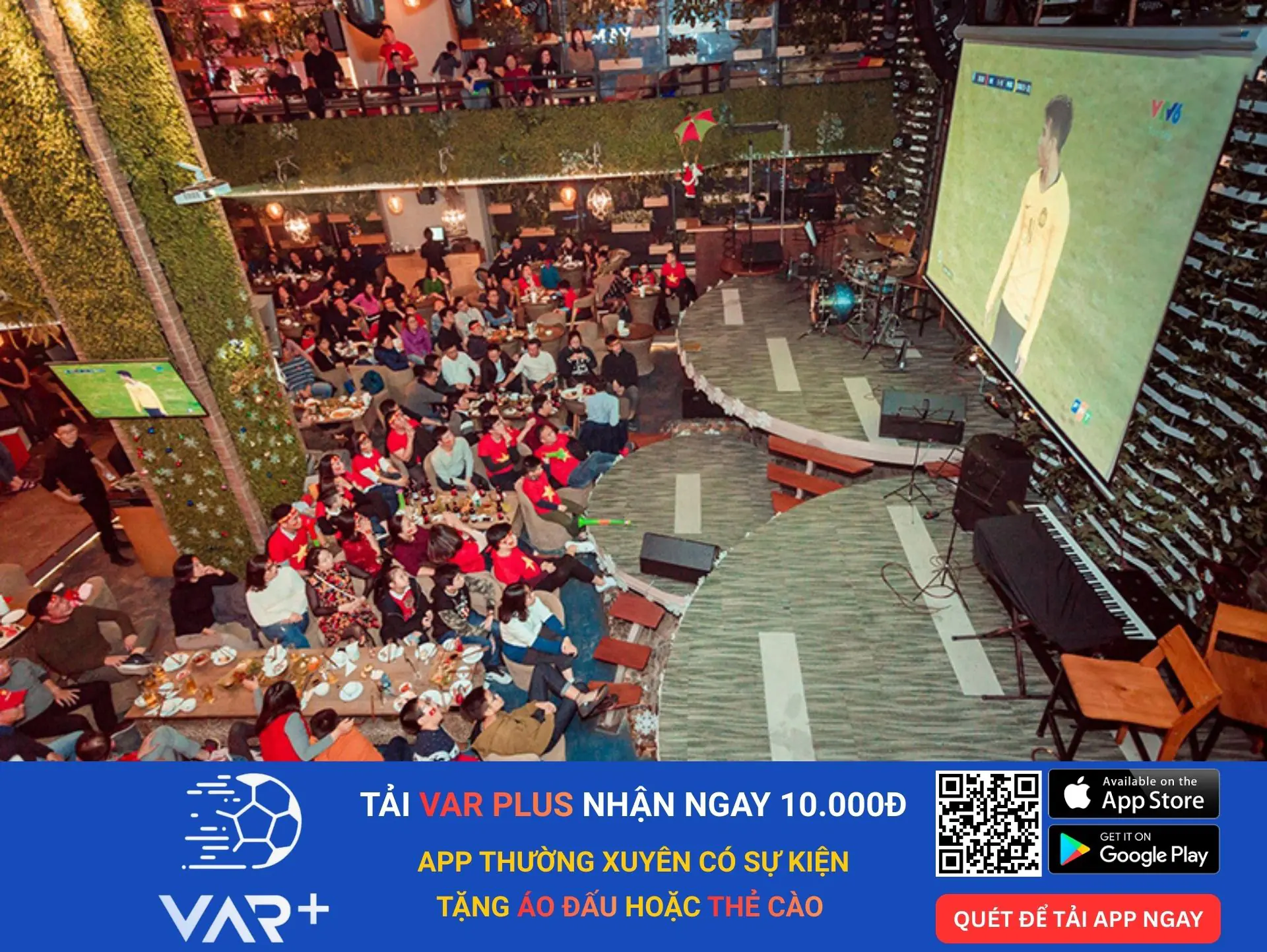 Top 10+ địa điểm xem bóng đá ở Hà Nội hôm nay 4 Trixie Cafe & Lounge được biết đến là phòng trà nhạc sống, nhưng mùa bóng đá nơi đây biến hình thành sân vận động thu nhỏ