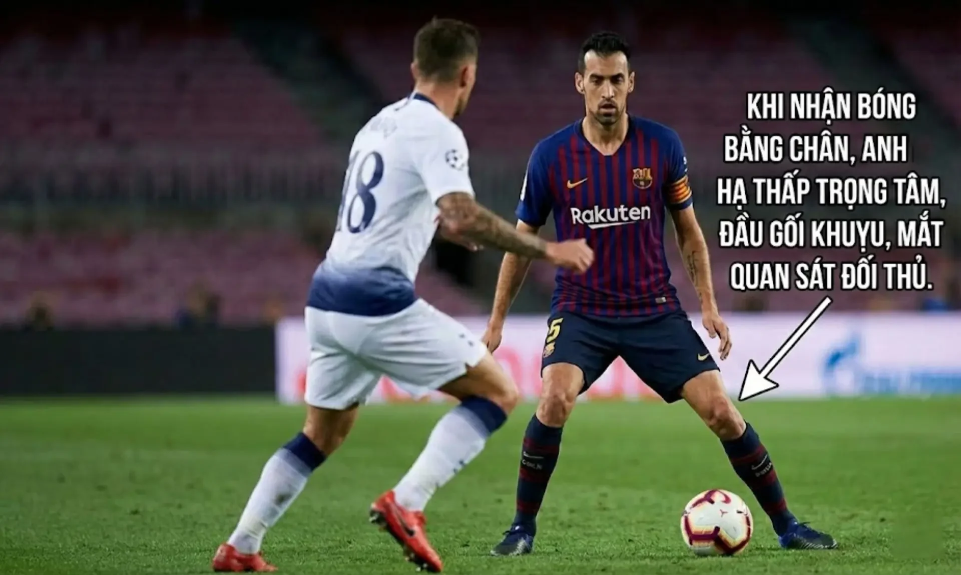 Busquests luôn hạ thấp trọng tâm, đầu gối hơi khuỵu