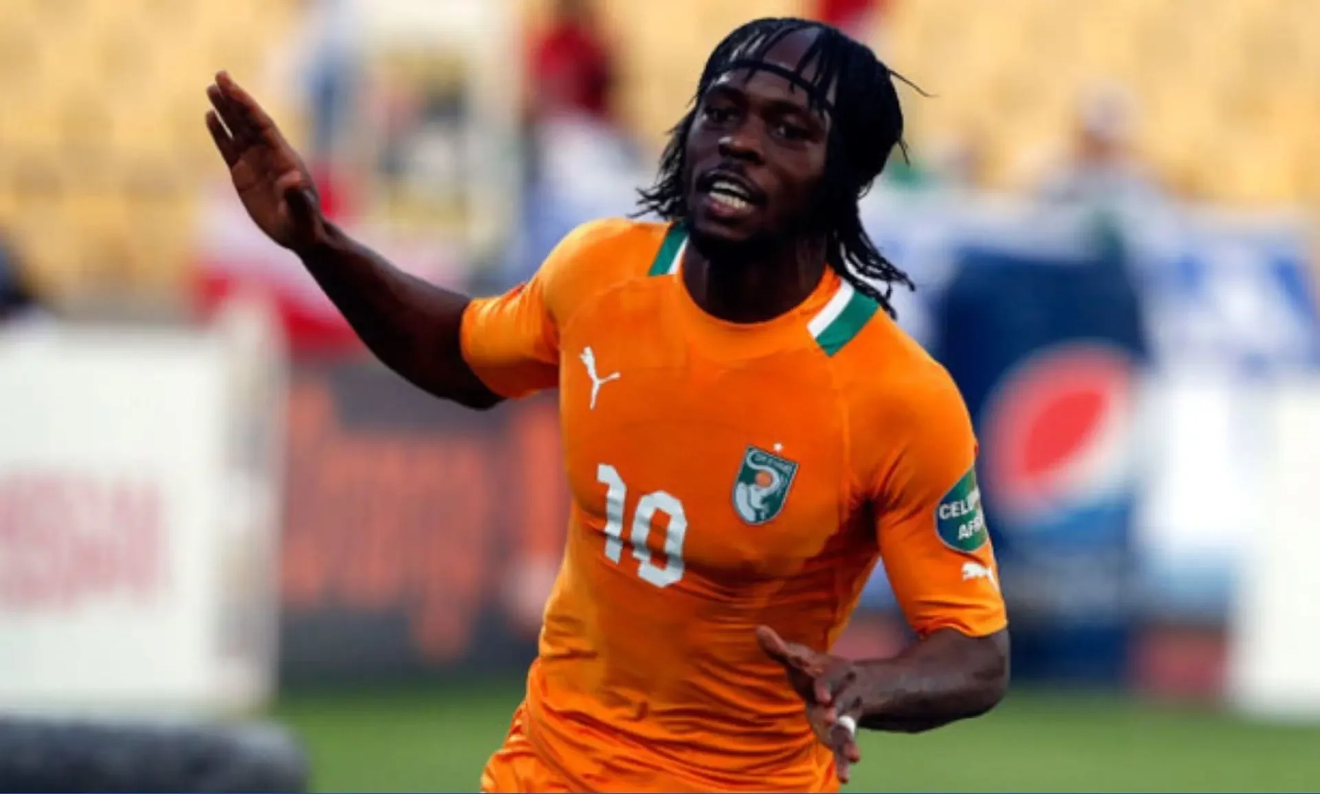 Gervinho (Bờ Biển Ngà) – "Rèm cửa" (2014)