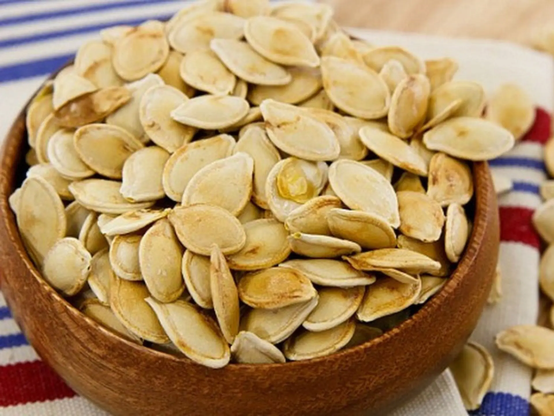 20 món ăn đêm xem World Cup không gây béo bụng hoặc nổi mụn 6 Hạt bí ngô rang mộc (Pumpkin Seeds)