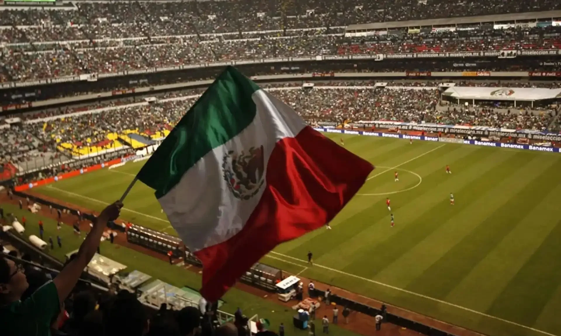Không khí cuồng nhiệt của sân Estadio Azteca