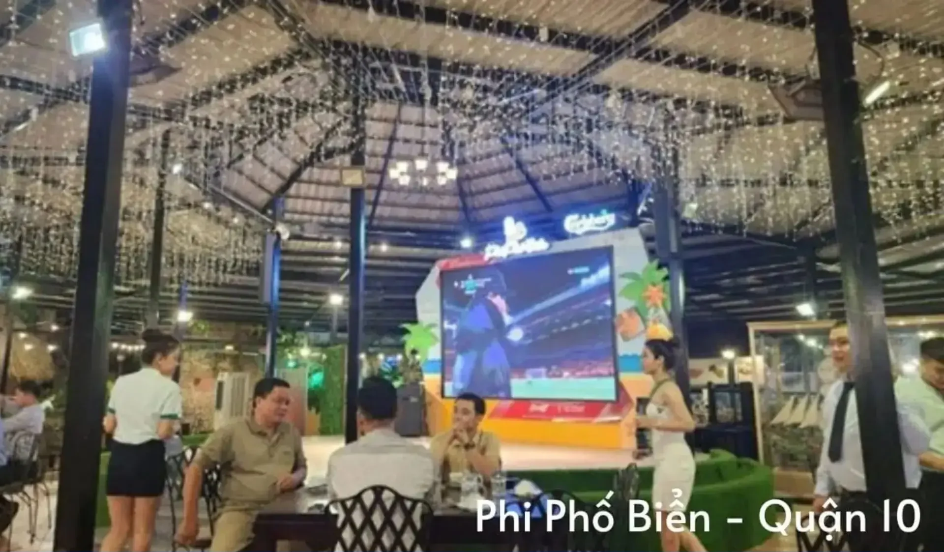 Nhà hàng Phi Phố Biển sang trọng giá bình dân, xem bóng đá màn hình rộng
