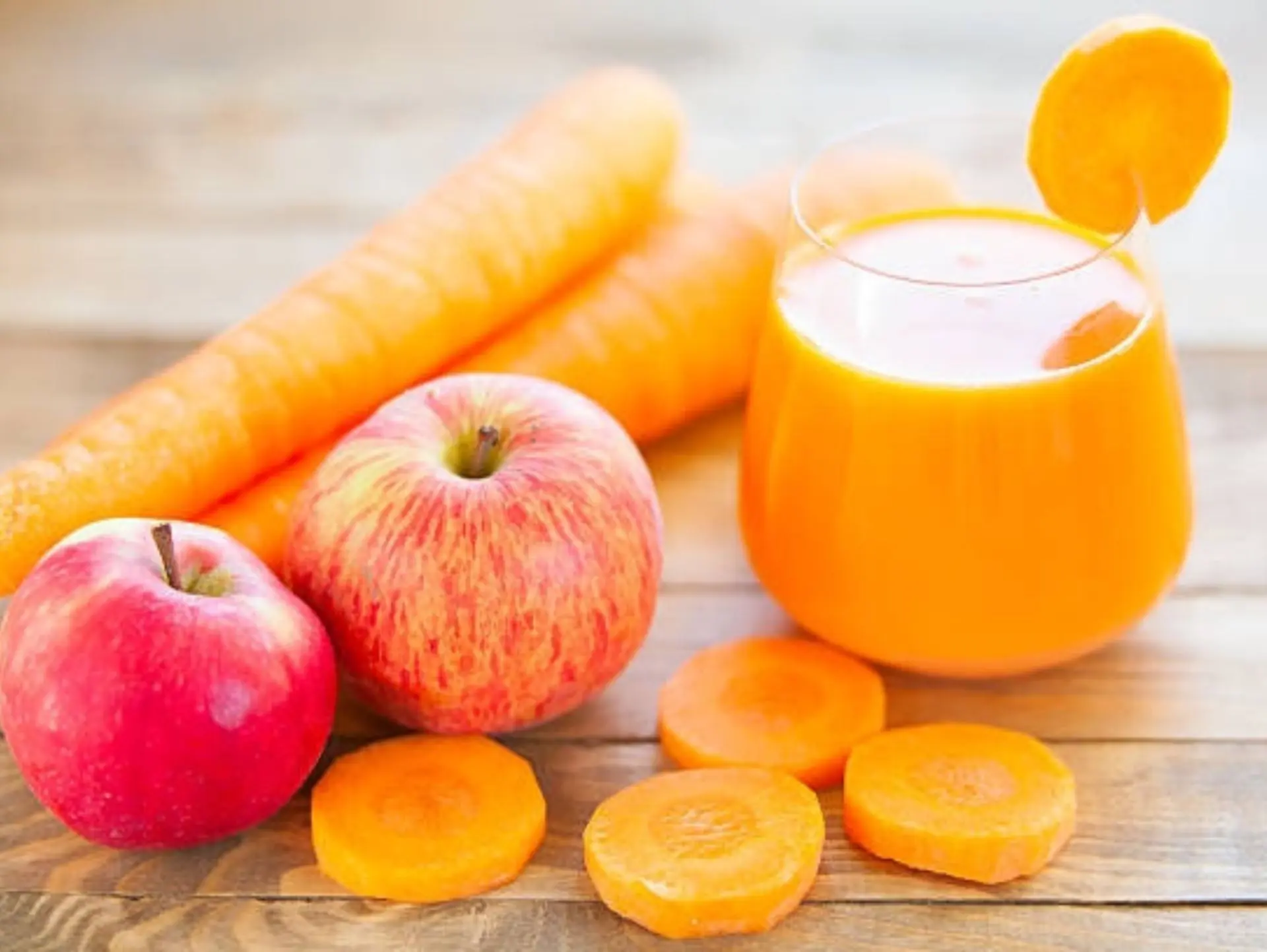 Nước ép táo và cà rốt