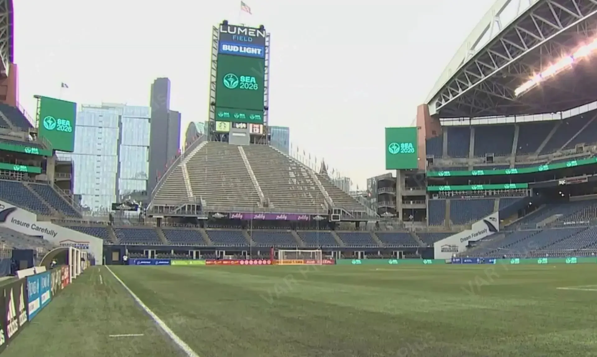 Thay đổi sang 100% mặt cỏ tự nhiên là một thách thức không nhỏ đối với sân Lumen Field