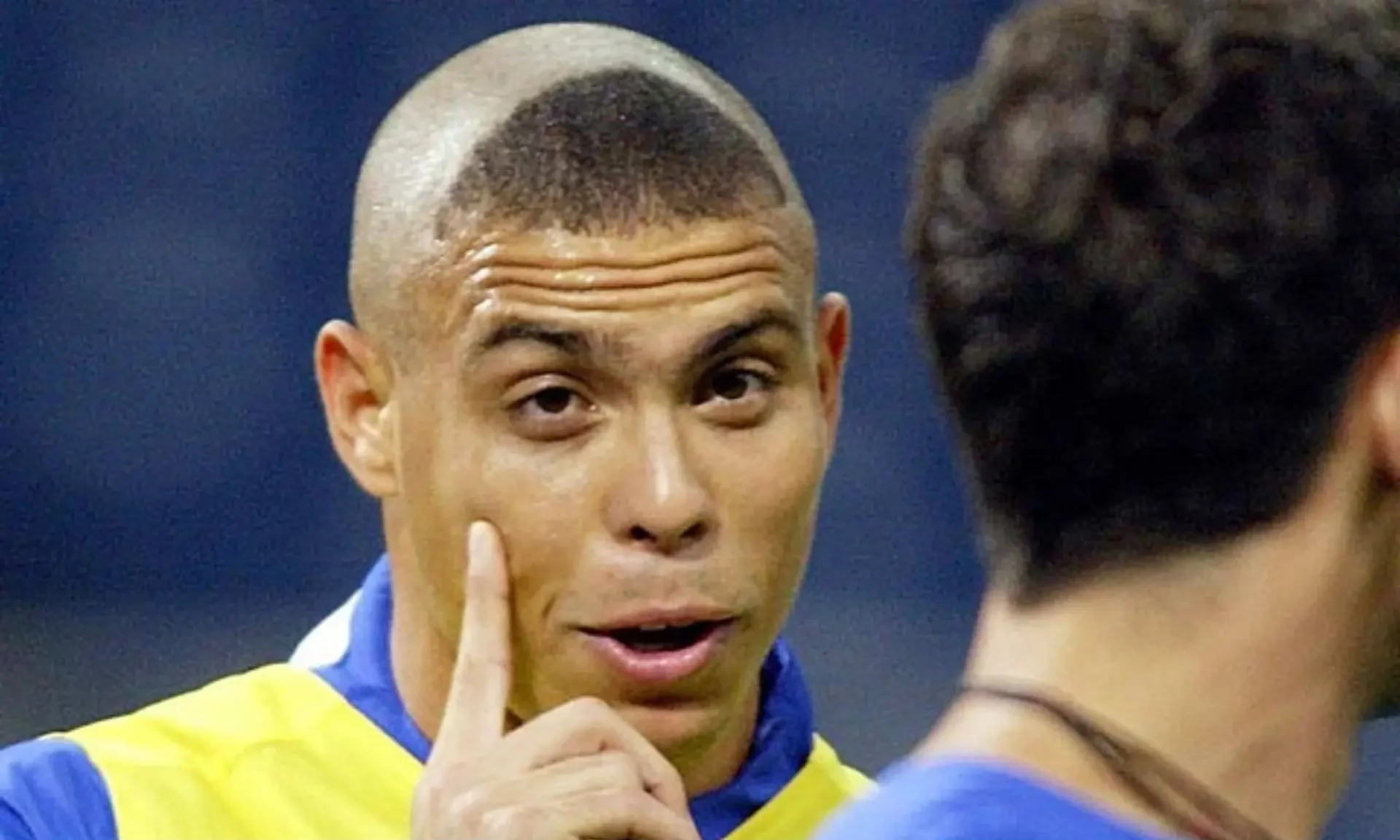 Ronaldo Nazario (Brazil) – "Móng ngựa" (2002)