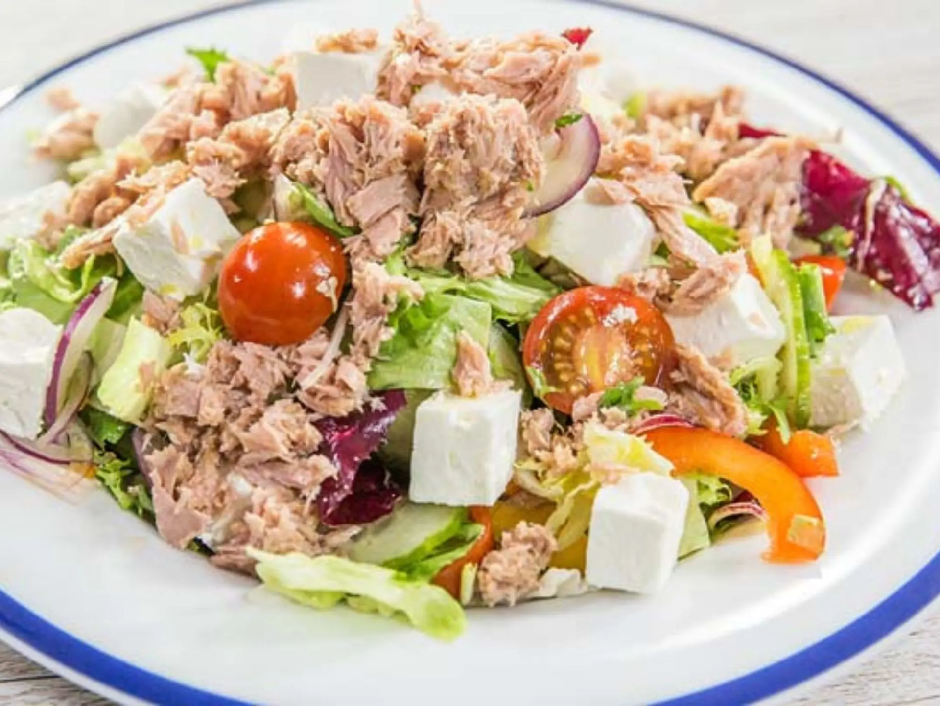 20 món ăn đêm xem World Cup không gây béo bụng hoặc nổi mụn 10 Salad cá ngừ ngâm nước (Tuna Salad)