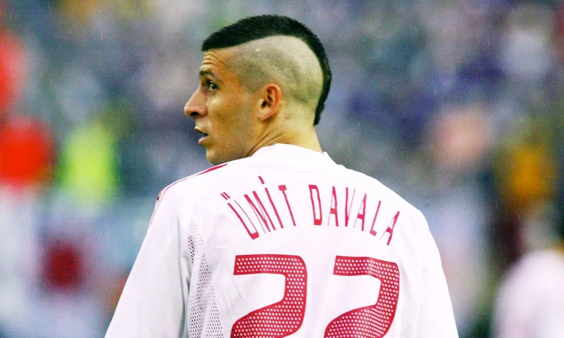 Ümit Davala (Thổ Nhĩ Kỳ) – Mào gà Mohican (2002)