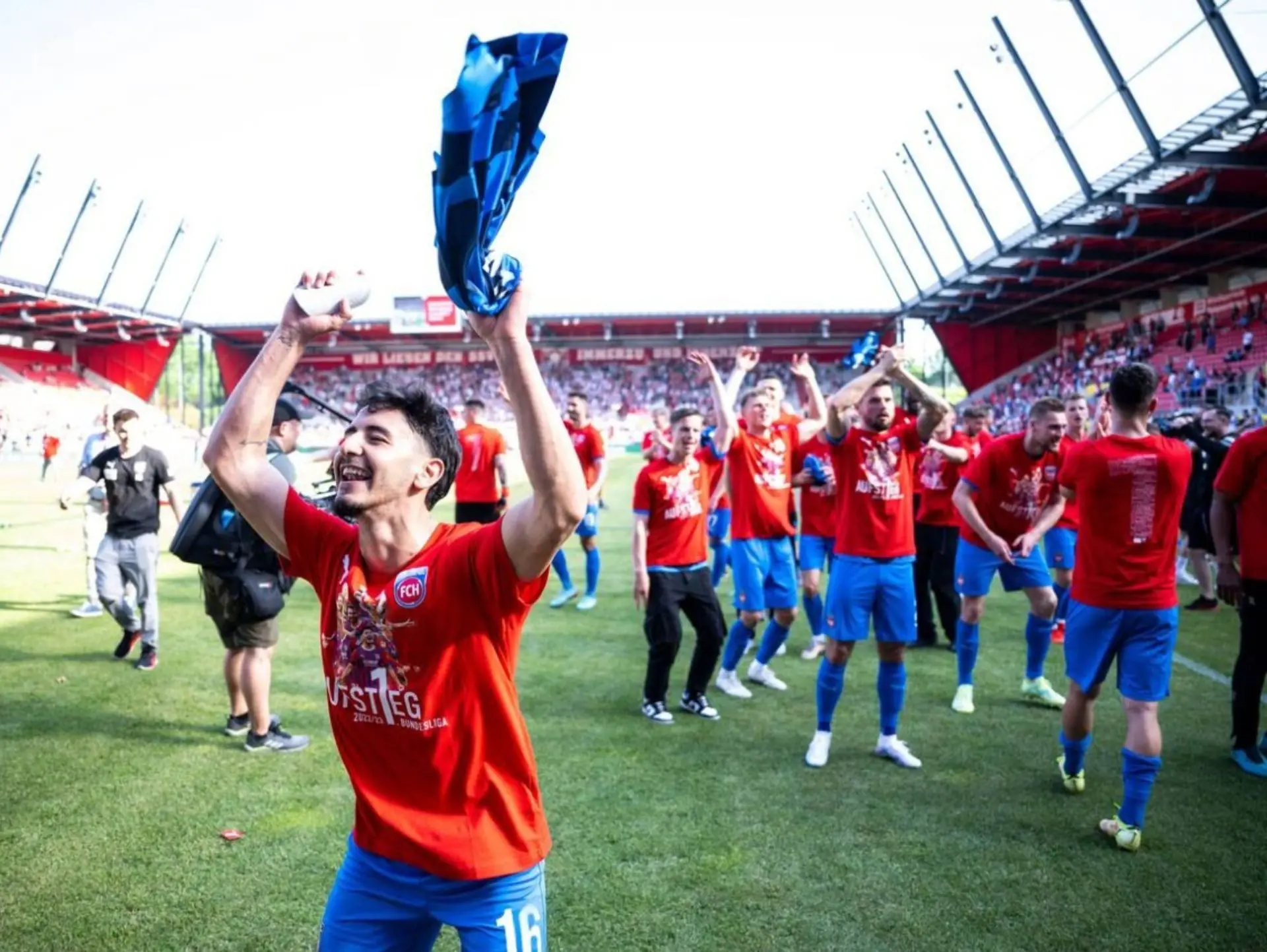 Heidenheim giành chiến thắng Jahn Regensburg để thăng hạng Bundes Liga