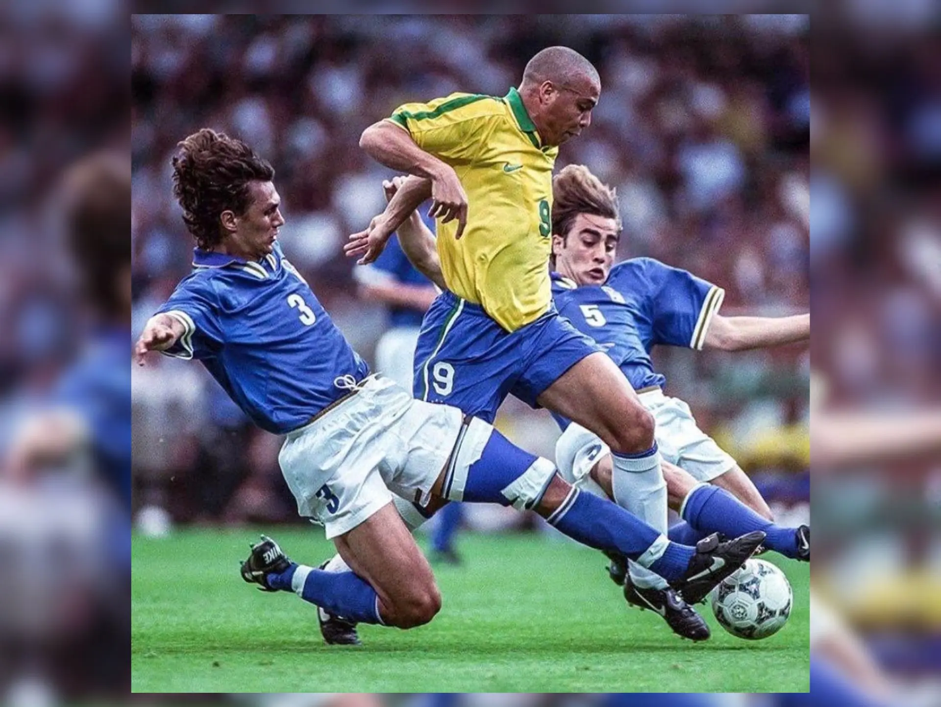 Bức ảnh huyền thoại của Ronaldo De Lima trong tình huống tranh chấp với hai huyền thoại khác là Maldini và Cannavaro