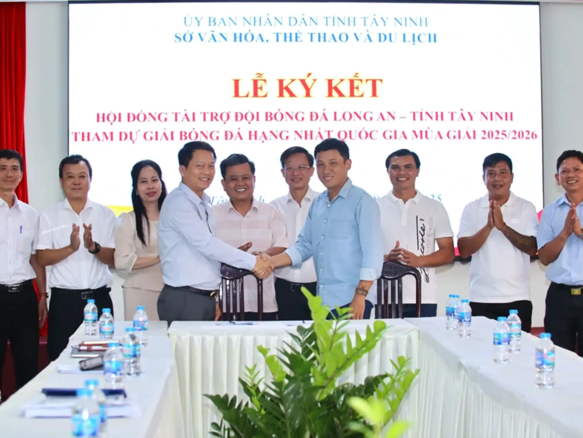 Câu lạc bộ bóng đá Long An đang được tài trợ bởi Công ty Cổ phần Bóng đá Hoài Đức và được quản lý bởi Công ty Cổ phần phát triển Thể thao Long An
