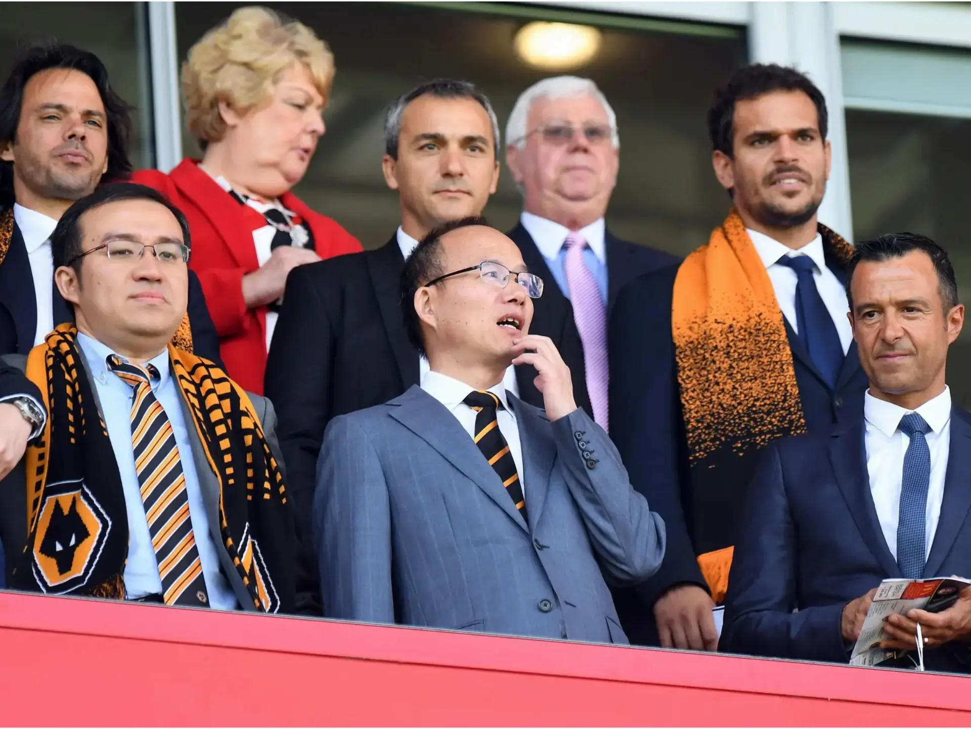 Câu lạc bộ bóng đá Wolverhampton Wanderers: Bầy sói Old Gold của vùng West Midlands 2 Chủ tịch của câu lạc bộ bóng đá Wolverhampton Wanderers là ông Jeff Shi của tập đoàn Fosun International