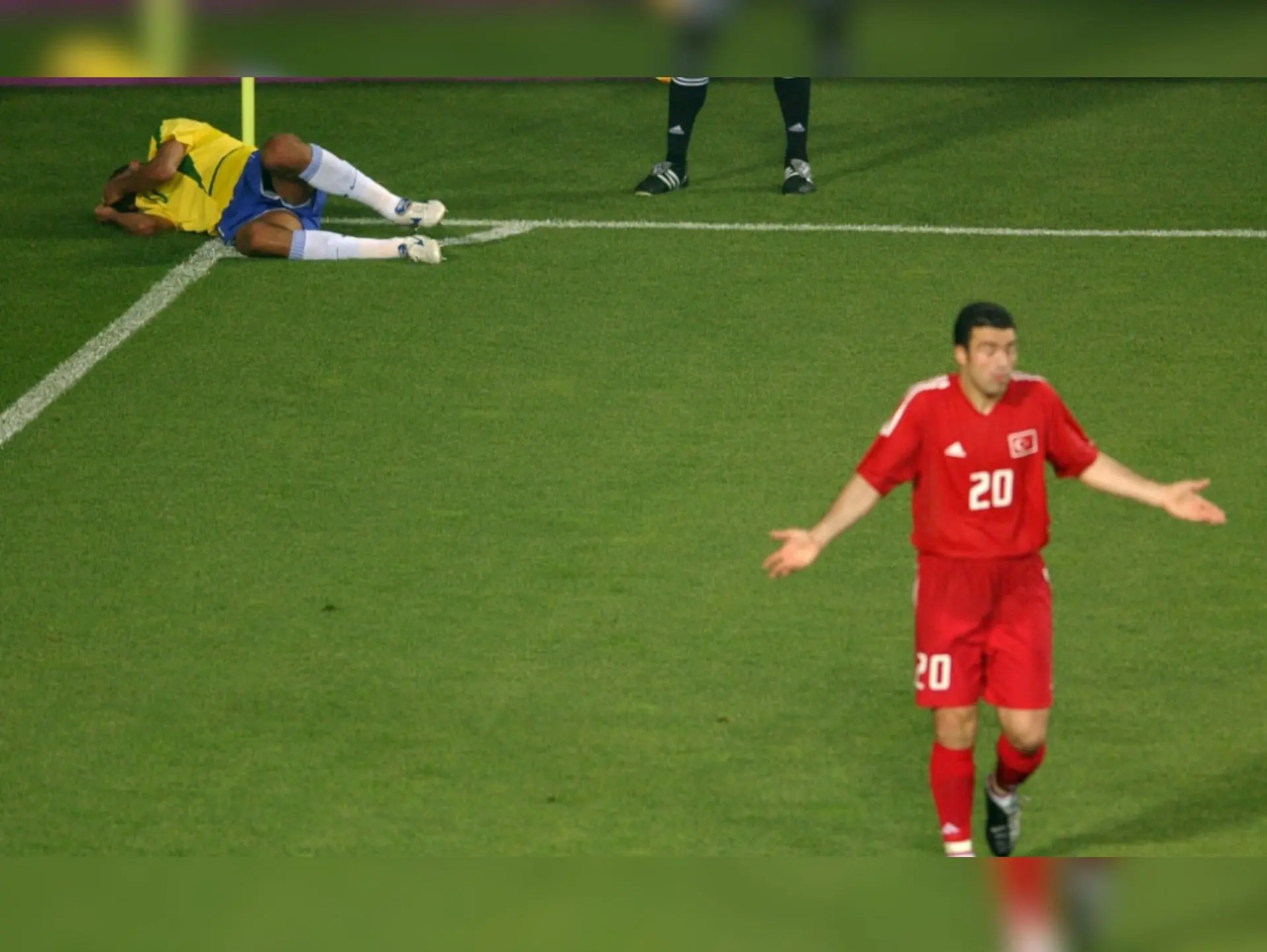 World Cup 2002: Rivaldo và cú ăn vạ thế kỷ - khi thiên tài hóa thân thành "kịch sĩ" 2 Cú ăn vạ trơ trẽn của Rivaldo