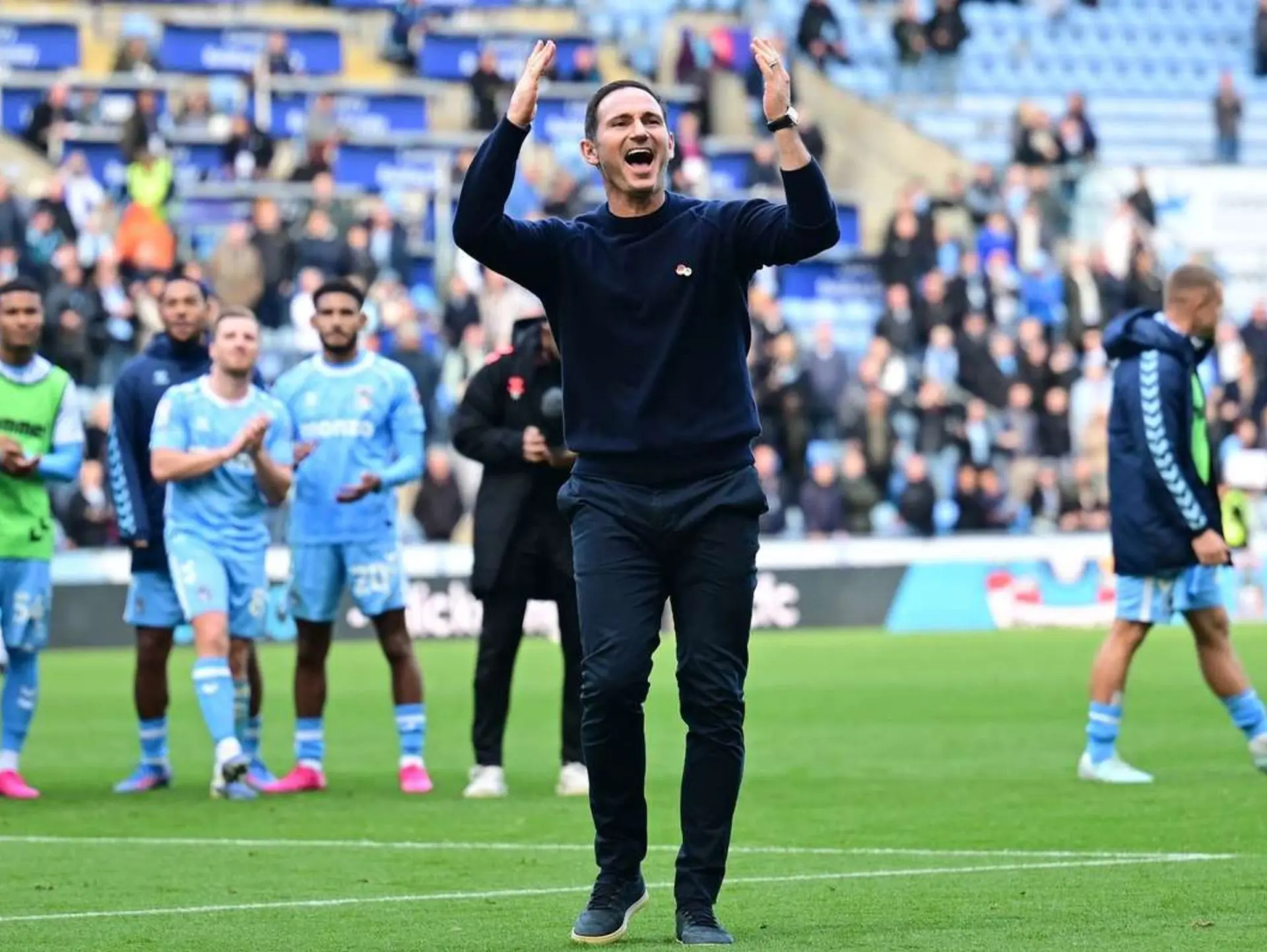 Huấn luyện viên trưởng - ông Frank Lampard