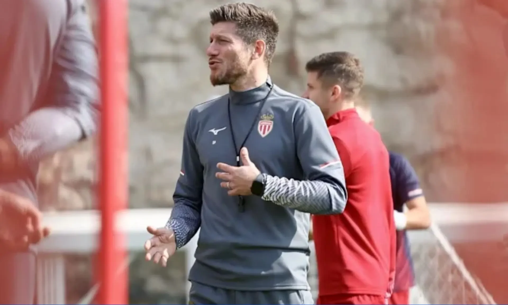 Huấn luyện viên của câu lạc bộ AS Monaco là ông Sébastien Pocognoli
