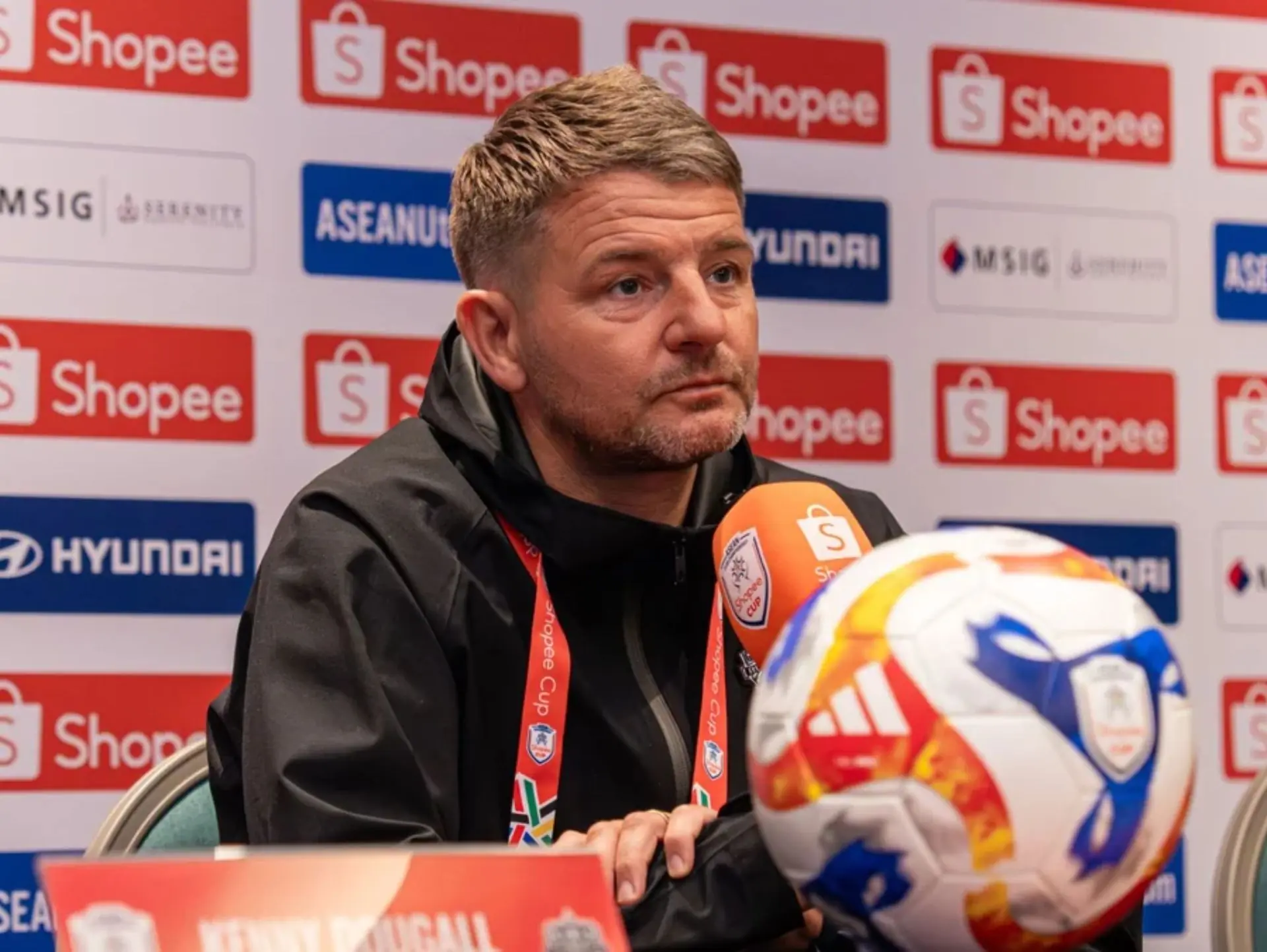 Huấn luyện viên hiện tại của câu lạc bộ bóng đá Buriram United là ông Mark Jackson
