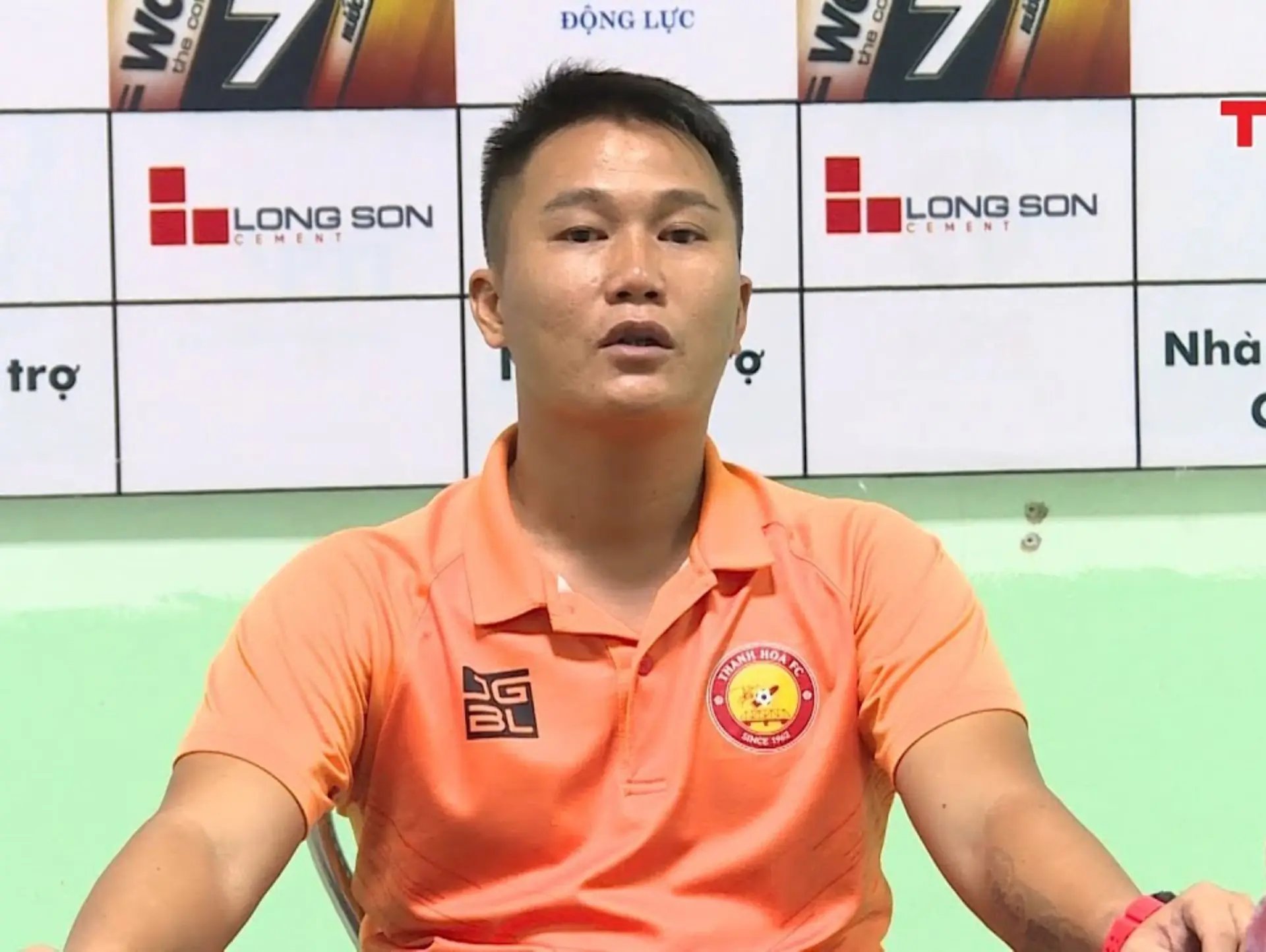 Câu lạc bộ Bóng đá Đông Á Thanh Hóa: Giông bão bủa vây và sức sống mãnh liệt 2 Huấn luyện viên hiện tại của câu lạc bộ bóng đá Đông Á Thanh Hóa là ông Mai Xuân Hợp