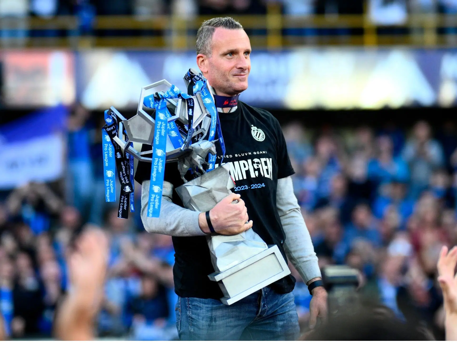 Huấn luyện viên trưởng: Nicky Hayen