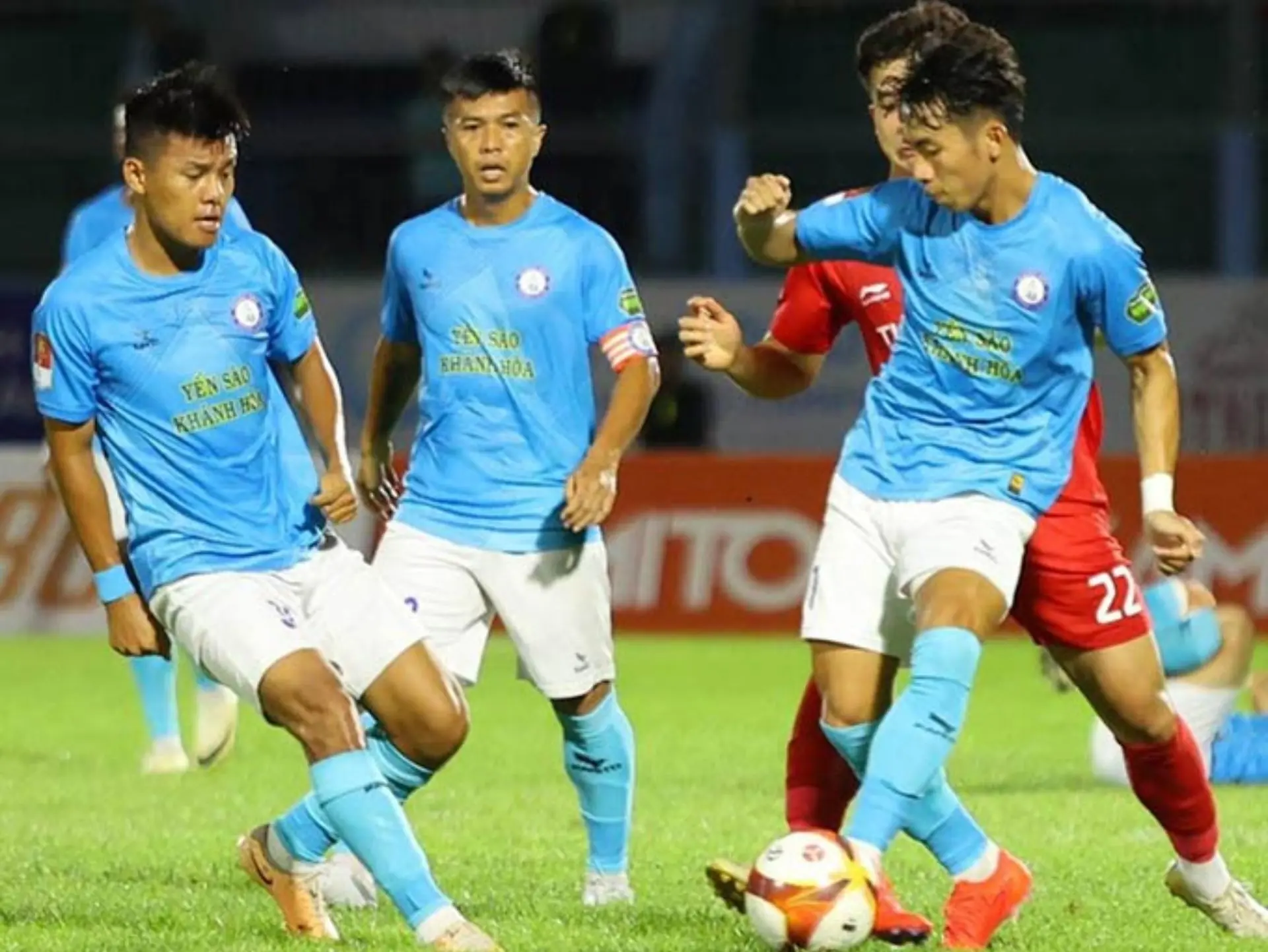 Câu lạc bộ bóng đá Khánh Hòa: Cơn lốc biển xanh và hành trình tìm lại hào quang 4 Màu áo truyền thống của CLB là màu xanh dương tượng trưng cho màu nước biển