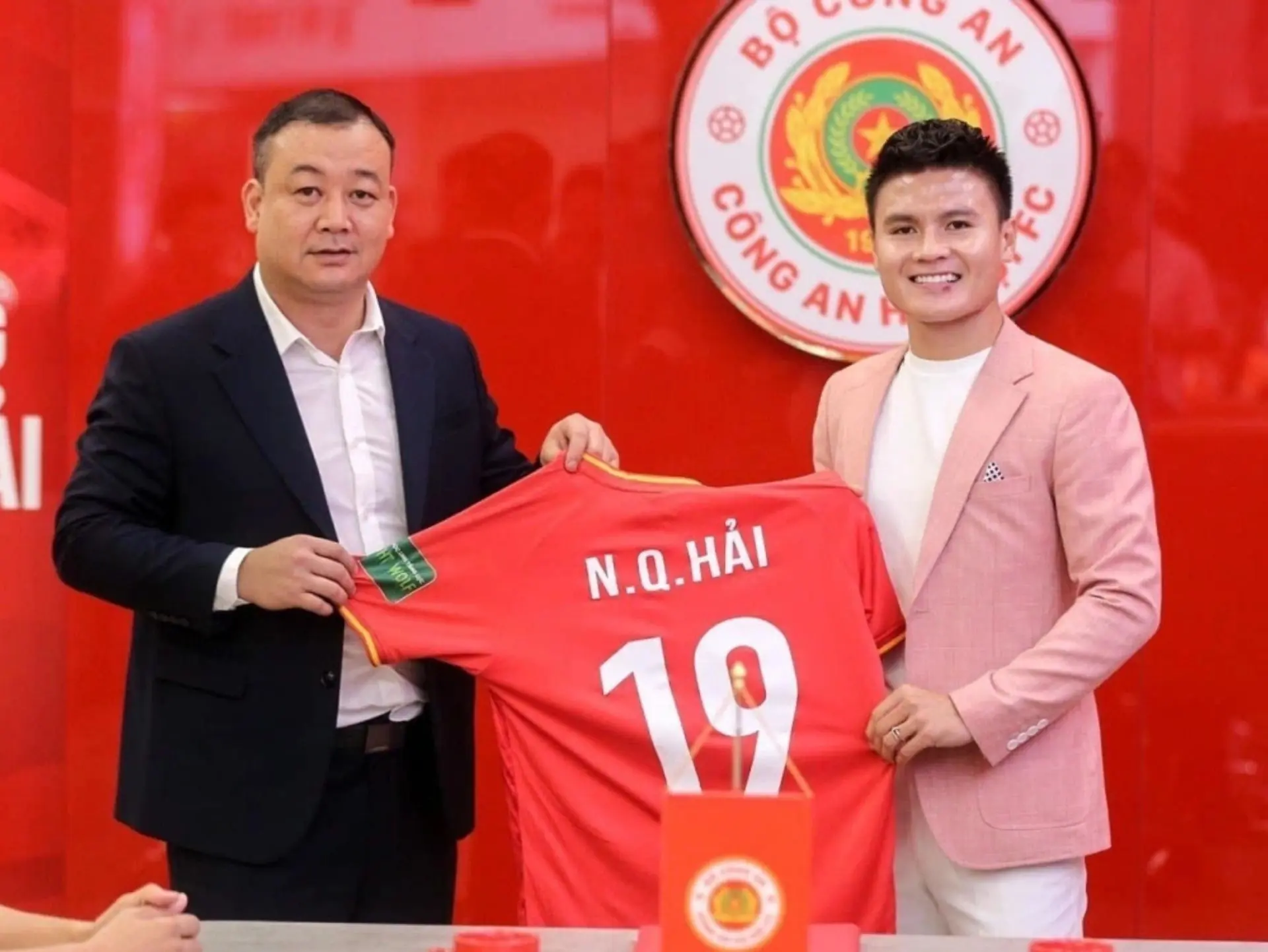 Phí lót tay tại V League hiện rất cao