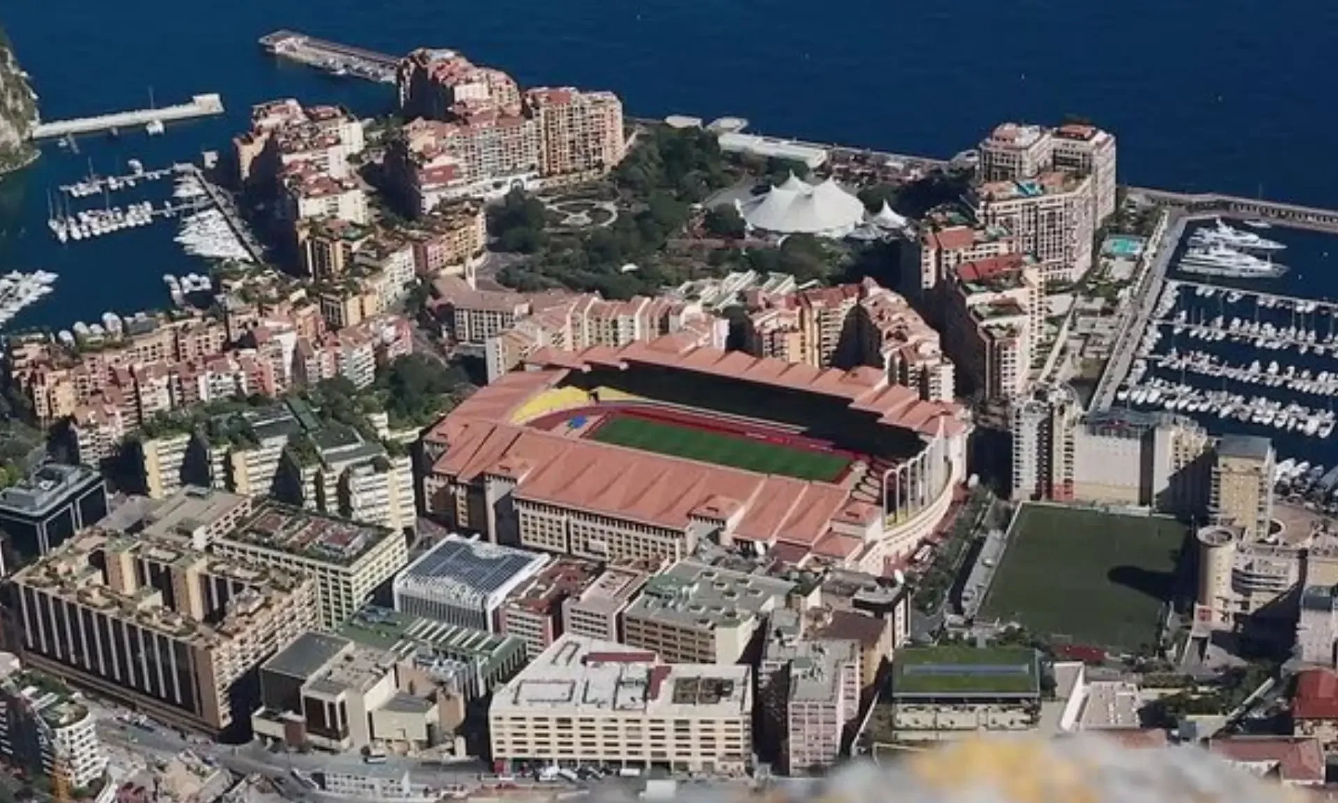 Sân nhà của câu lạc bộ AS Monaco là sân vận động Louis II (Stade Louis II)