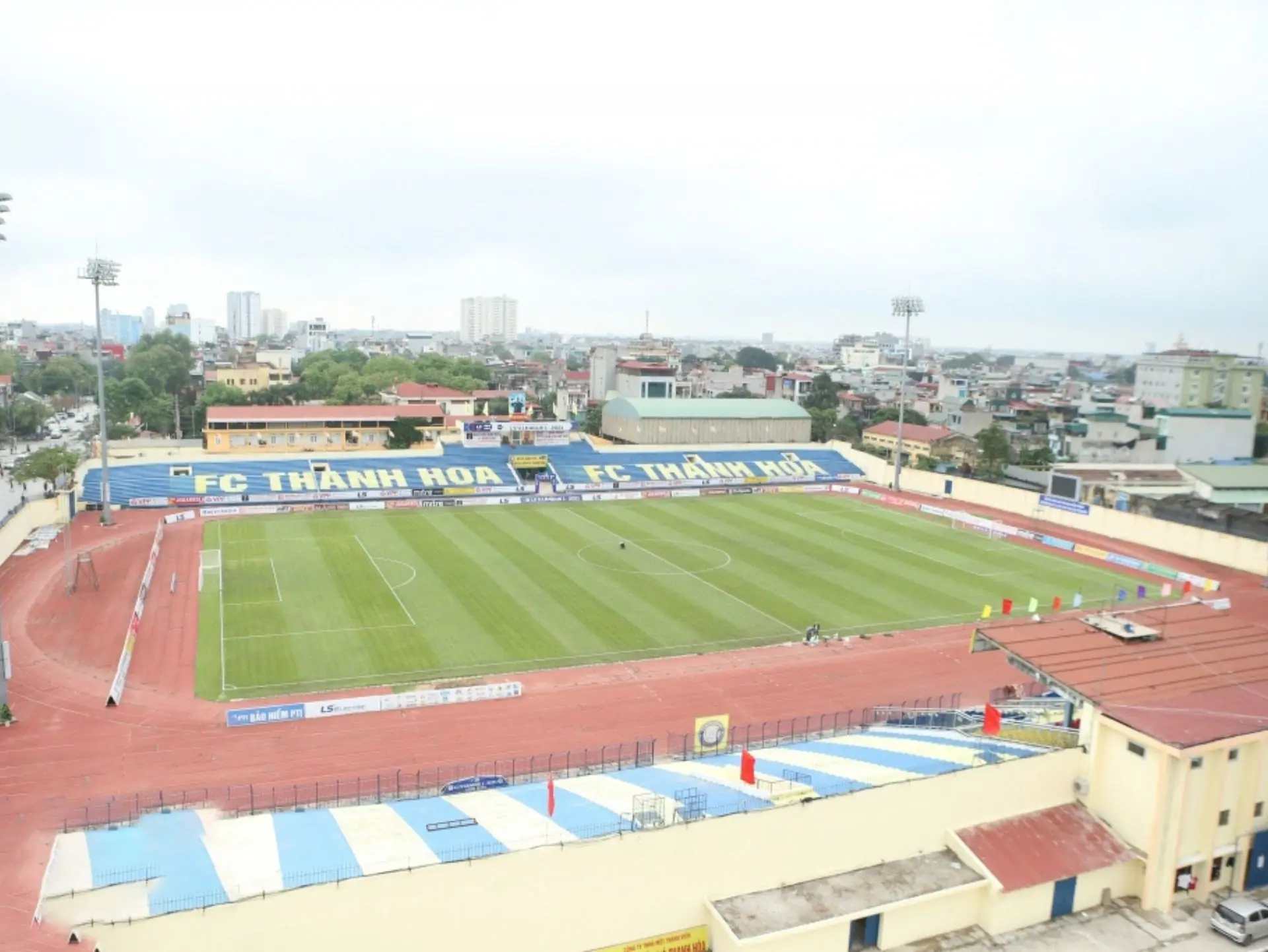 Câu lạc bộ Bóng đá Đông Á Thanh Hóa: Giông bão bủa vây và sức sống mãnh liệt 3 Sân nhà của câu lạc bộ bóng đá Đông Á Thanh Hóa là sân vận động Thanh Hóa