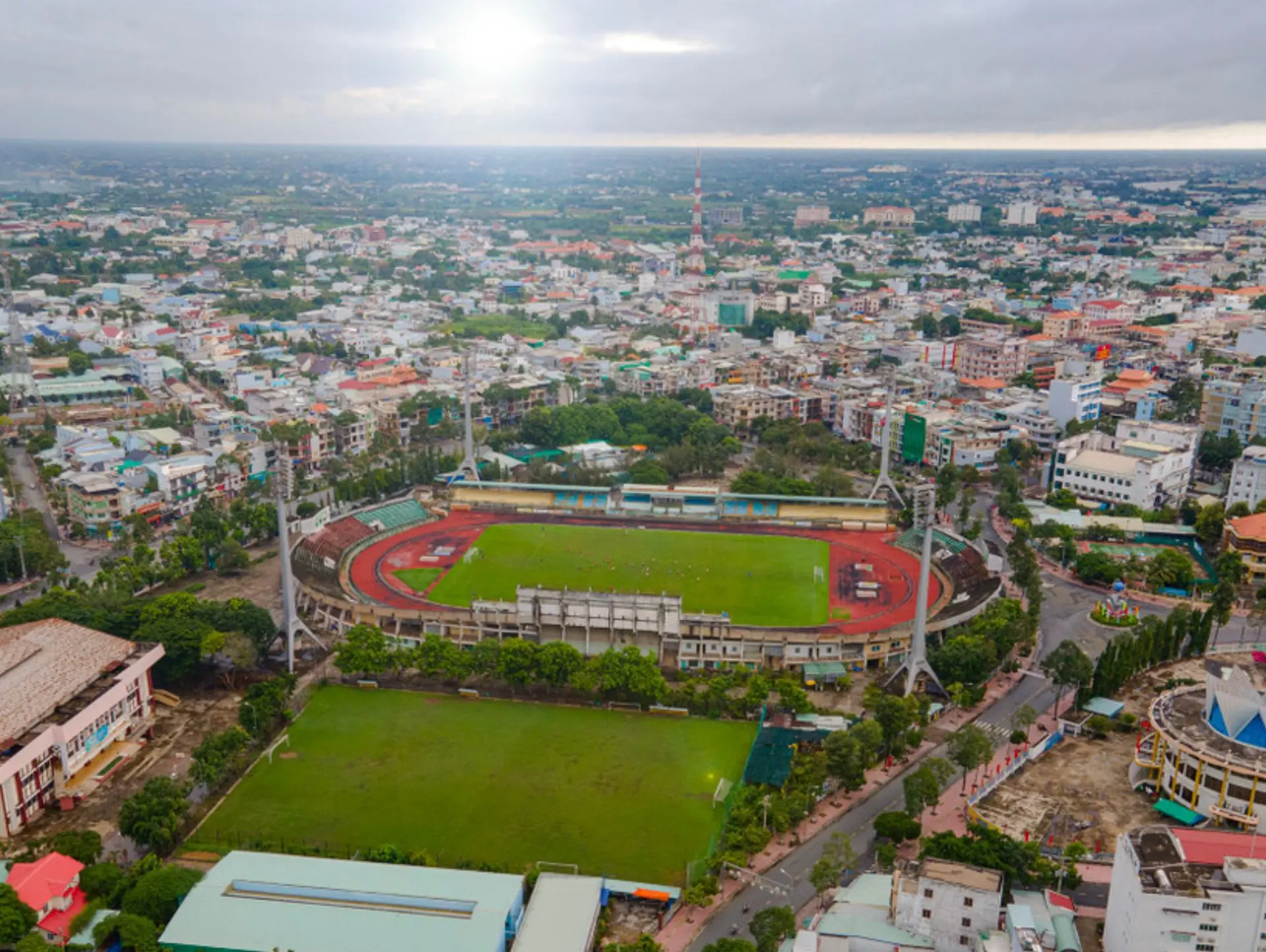 Sân nhà của câu lạc bộ bóng đá Long An là sân vận động Sân vận động Long An
