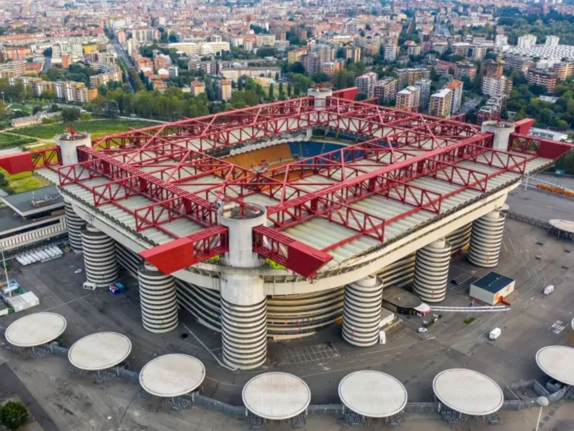 Sân nhà của câu lạc bộ bóng đá Milan là San Siro huyền thoại 