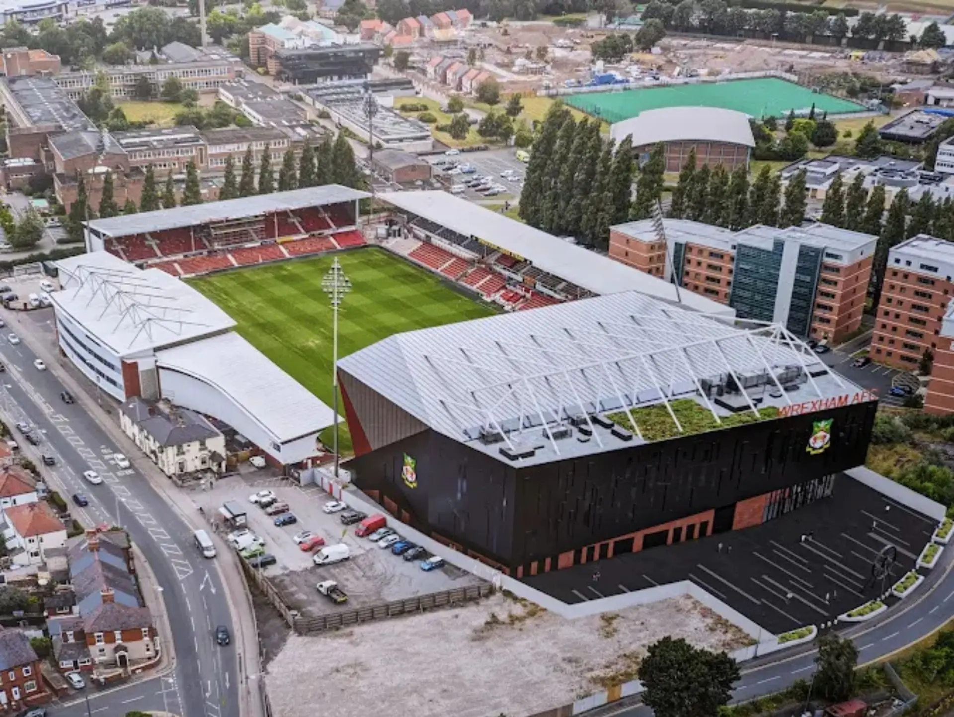 Sân nhà của câu lạc bộ bóng đá Wrexham là sân vận động Racecourse Ground