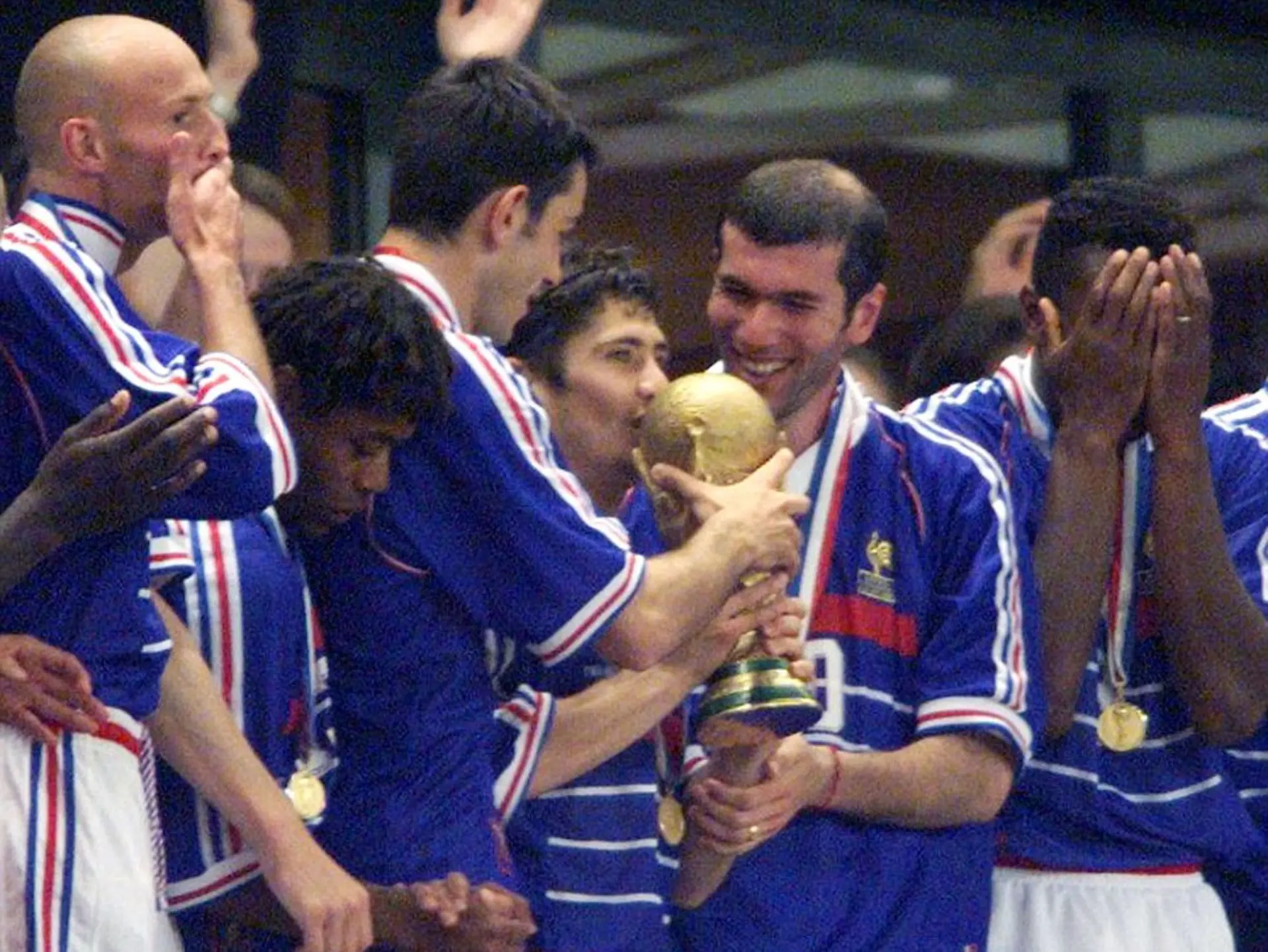 France 98 World Cup: Những bí ẩn, siêu phẩm và những sự thay đổi kinh điển 4 Sự lên ngôi của "Nhà vua" Zinedine Zidane