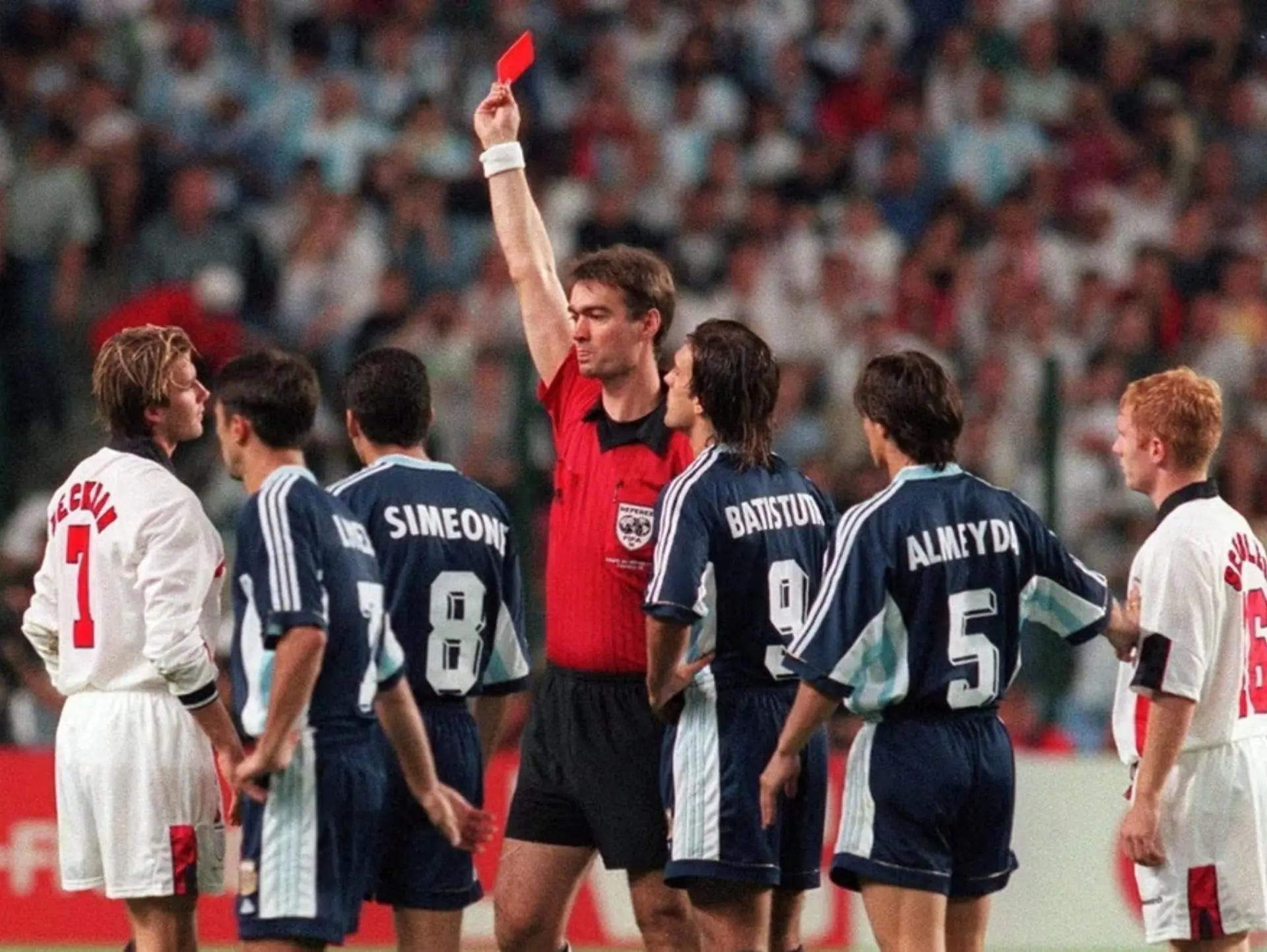 France 98 World Cup: Những bí ẩn, siêu phẩm và những sự thay đổi kinh điển 7 Chiếc thẻ đỏ tai hại và có phần non nớt của David Beckham