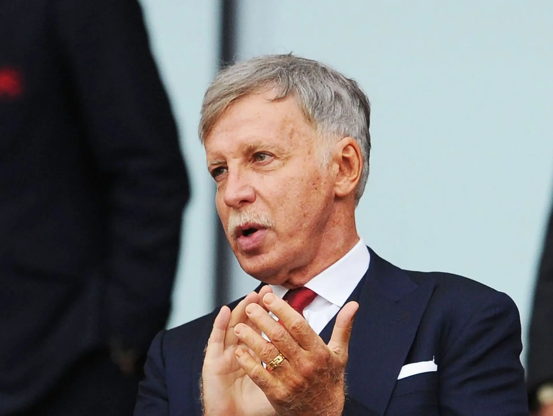 Câu lạc bộ bóng đá Arsenal có chủ tịch là tỷ phú người Mỹ Stan Kroenke
