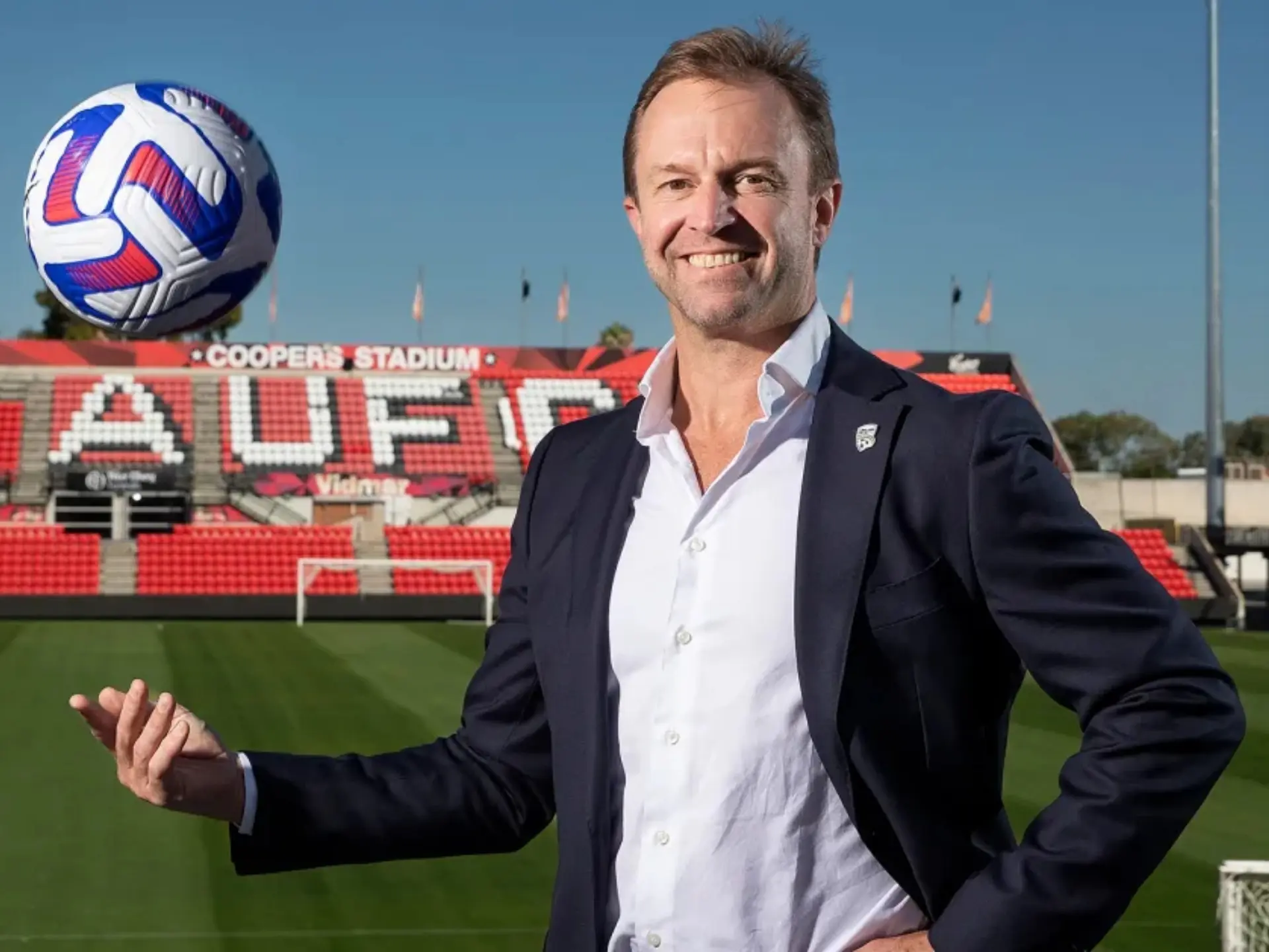 Chủ tịch của câu lạc bộ bóng đá Adelaide United là ông Ned Morris 