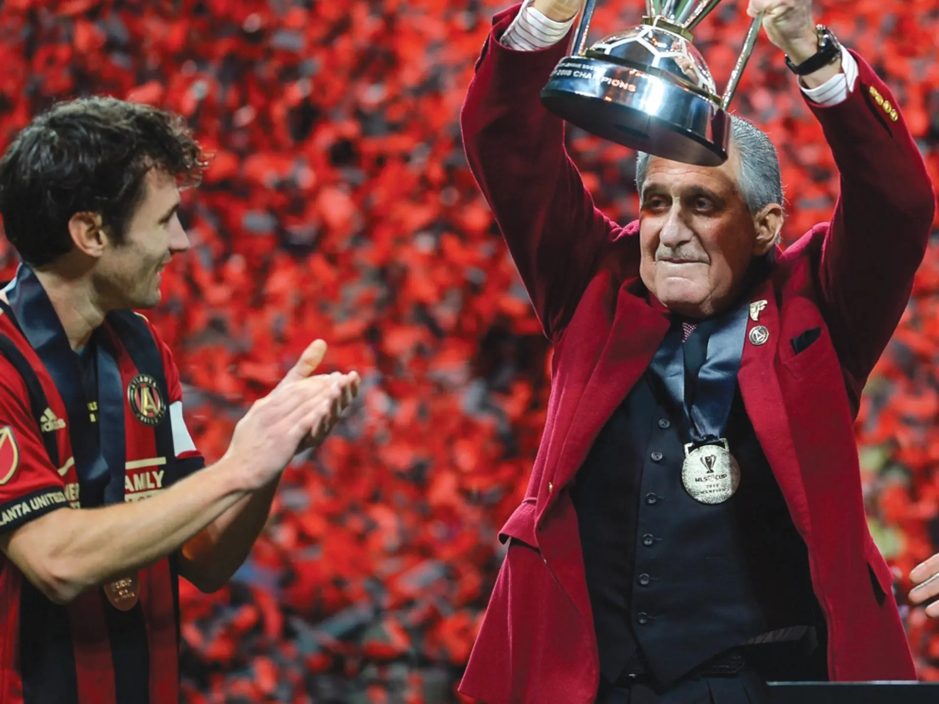 Chủ tịch của câu lạc bộ bóng đá Atlanta United là ông Arthur Blank 