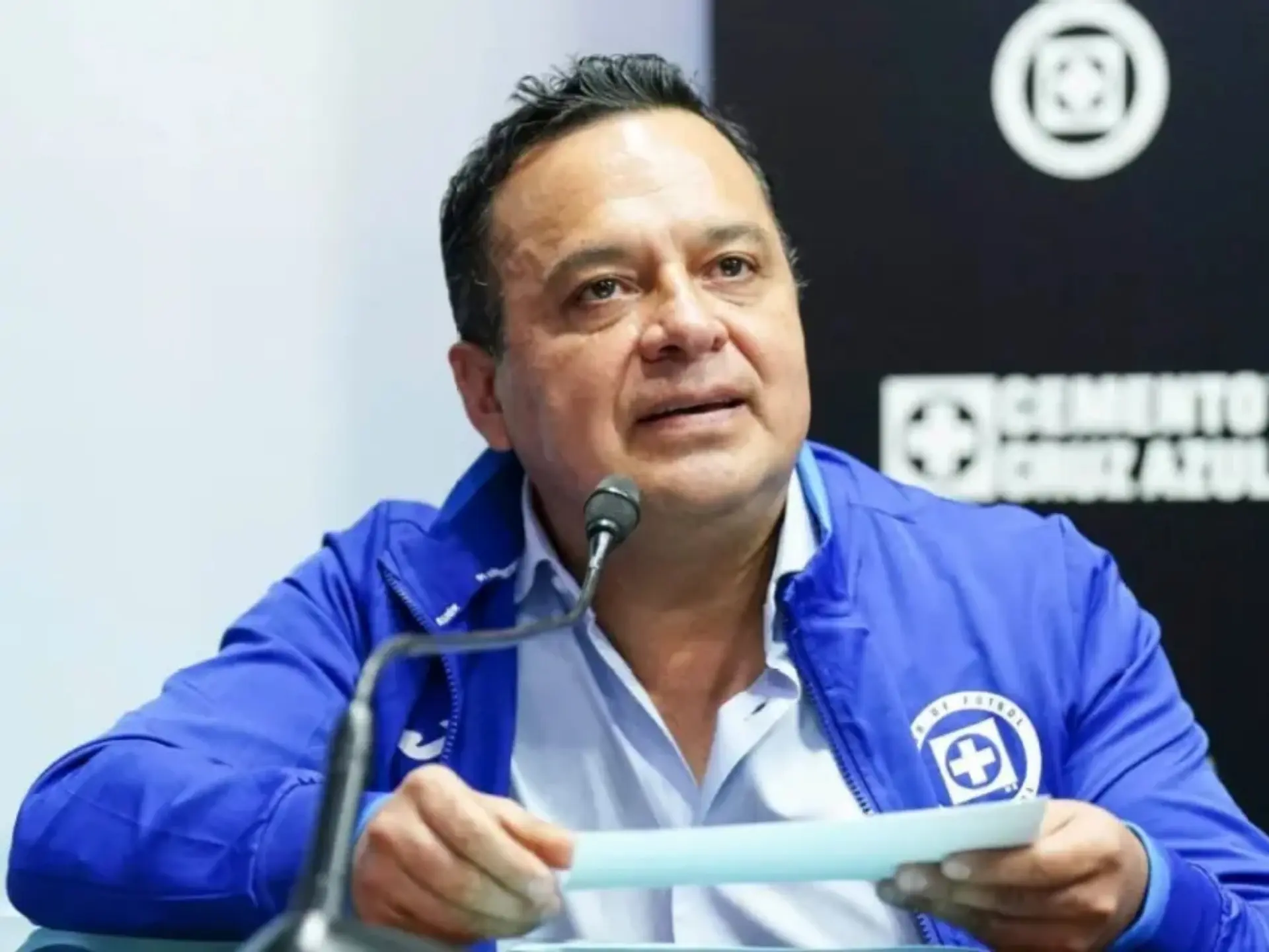 Chủ tịch của câu lạc bộ bóng đá Cruz Azul là ông Víctor Manuel Velázquez Rangel 