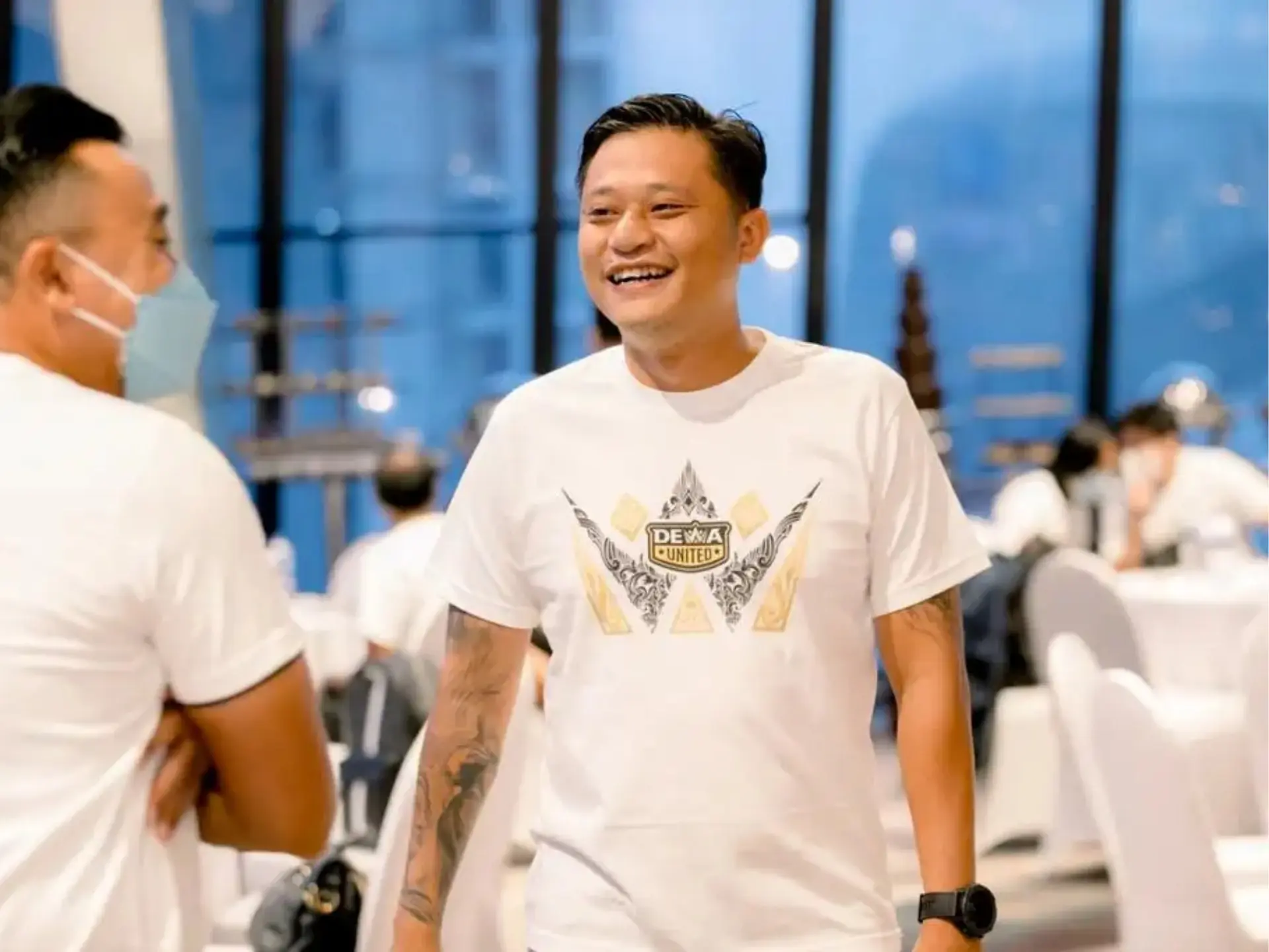 Chủ tịch của câu lạc bộ bóng đá Dewa United là ông Tommy Hermawan Lo
