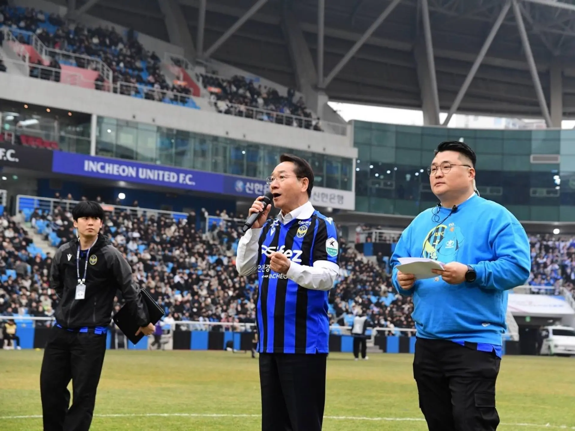 Chủ tịch Yoo Jeong-bok đang phát biểu trước các cổ động viên