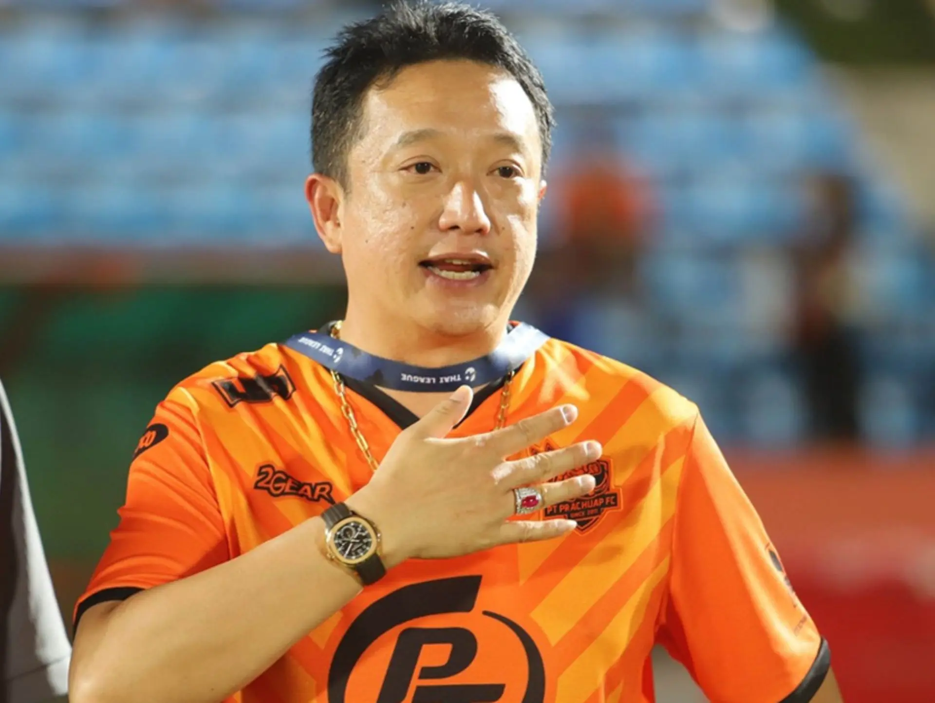 Chủ tịch của câu lạc bộ bóng đá PT Prachuap là ông Songkiet Limarunrak
