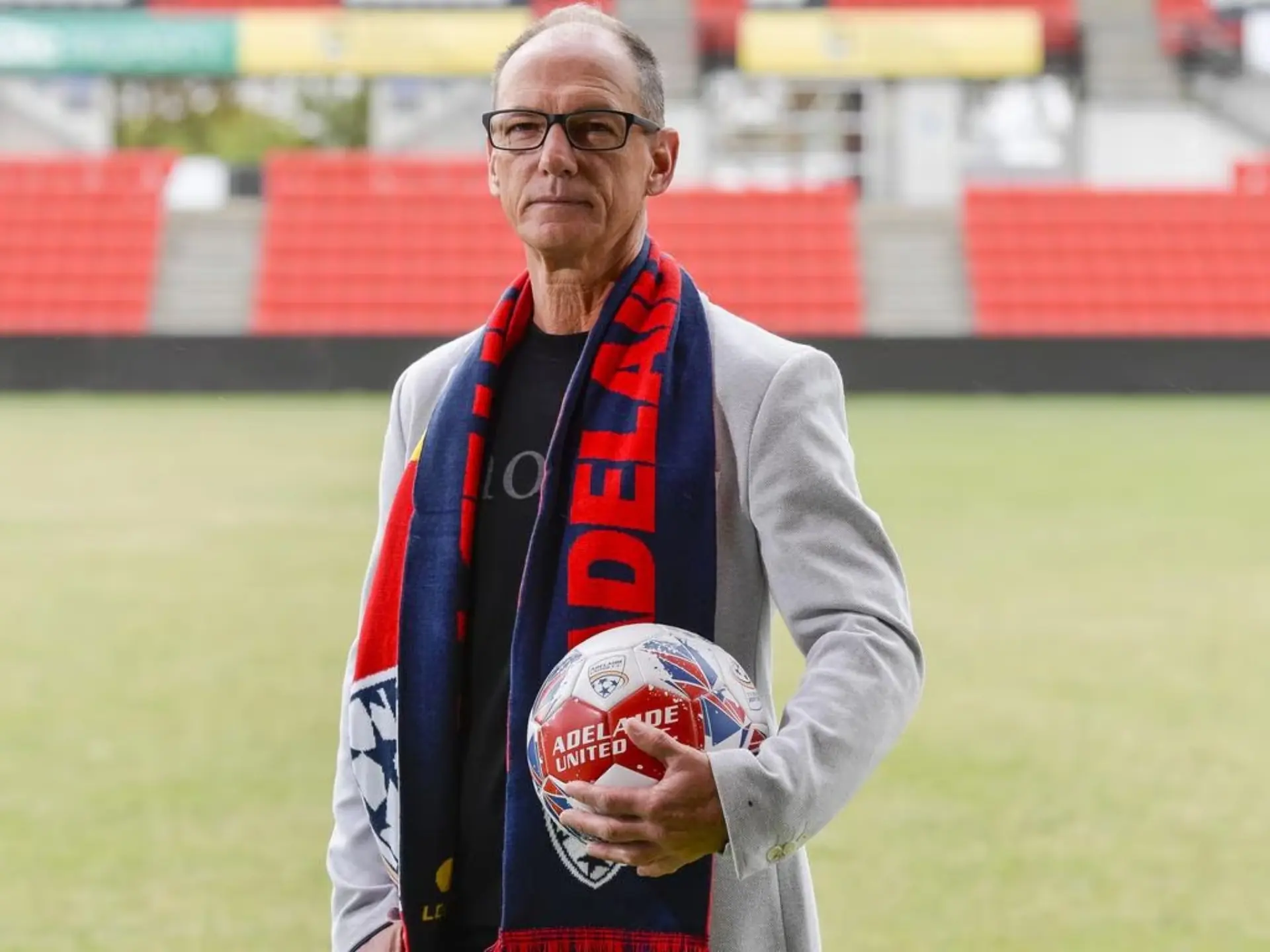 Huấn luyện viên hiện tại của câu lạc bộ bóng đá Adelaide United là ông Airton Andrioli 