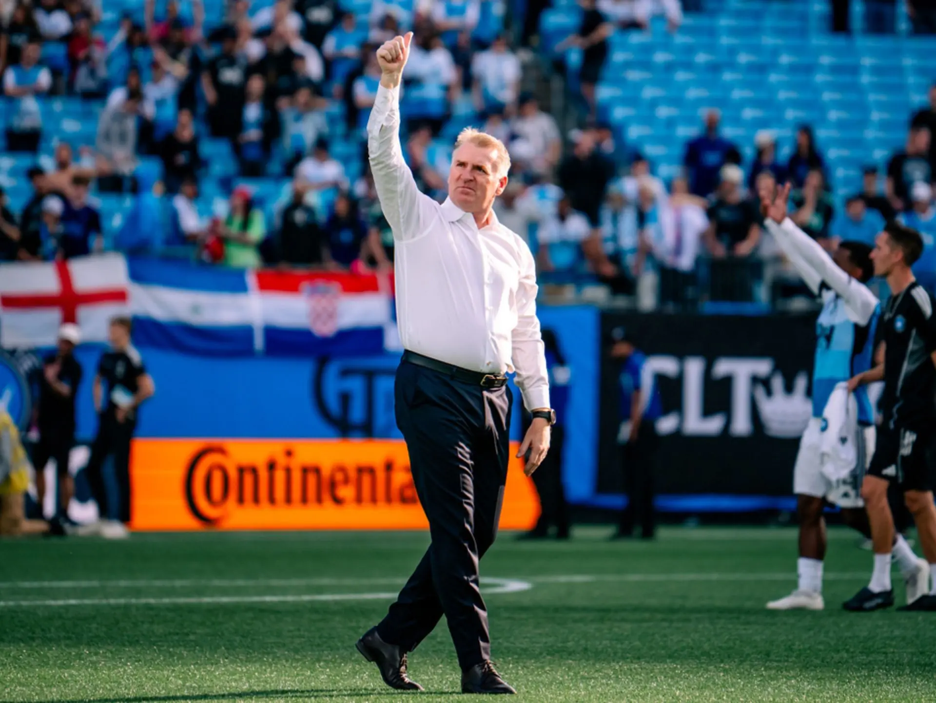 Huấn luyện viên hiện tại của câu lạc bộ bóng đá Charlotte là ông Dean Smith
