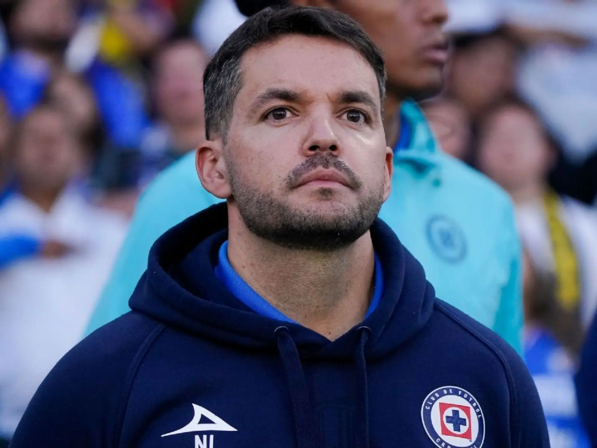 Huấn luyện viên hiện tại của câu lạc bộ bóng đá Cruz Azul là ông Nicolás Ricardo Larcamón 
