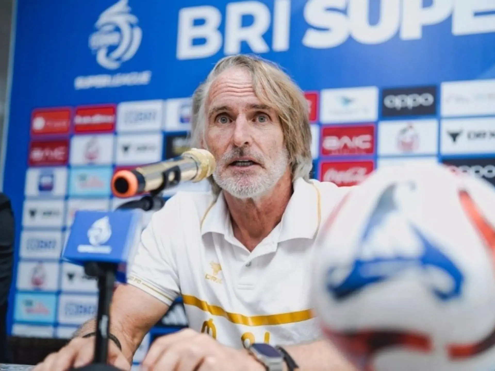 Huấn luyện viên hiện tại của câu lạc bộ bóng đá Dewa United là ông Jan Olde Riekerink
