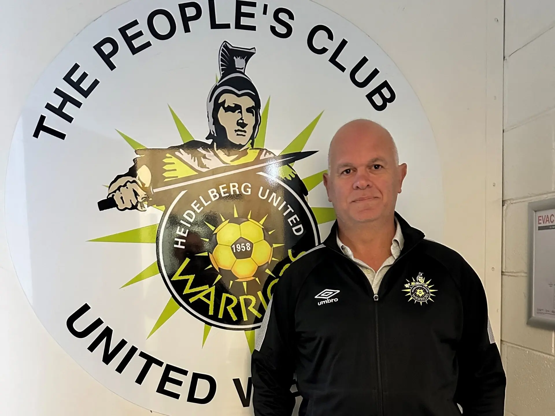 Huấn luyện viên hiện tại của câu lạc bộ bóng đá Heidelberg United là ông John Anastasiadis